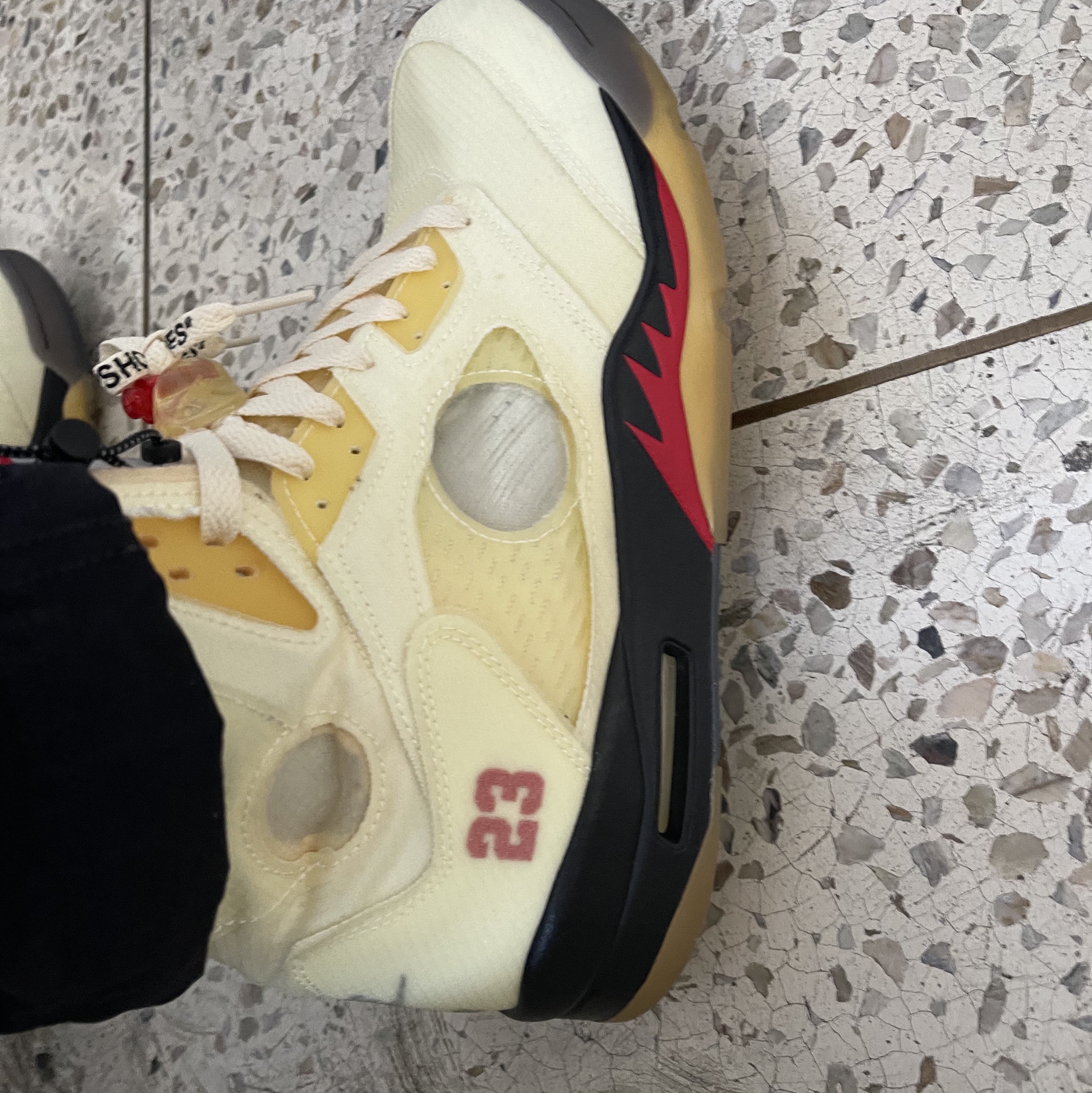 Jordan 5 x Off-White Retro SP Sail Fire Red 착용 스타일 - 1