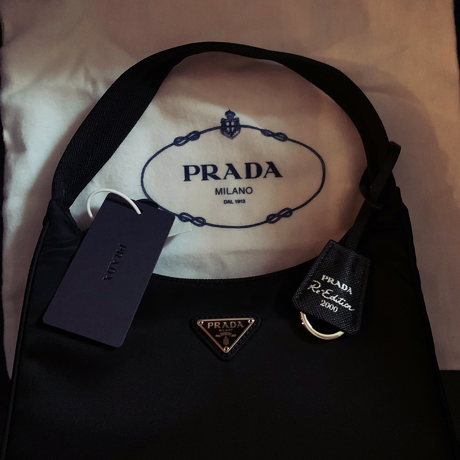 Prada Re-Edition 2000 Re-Nylon Mini Shoulder Bag Black 착용 스타일 - 3