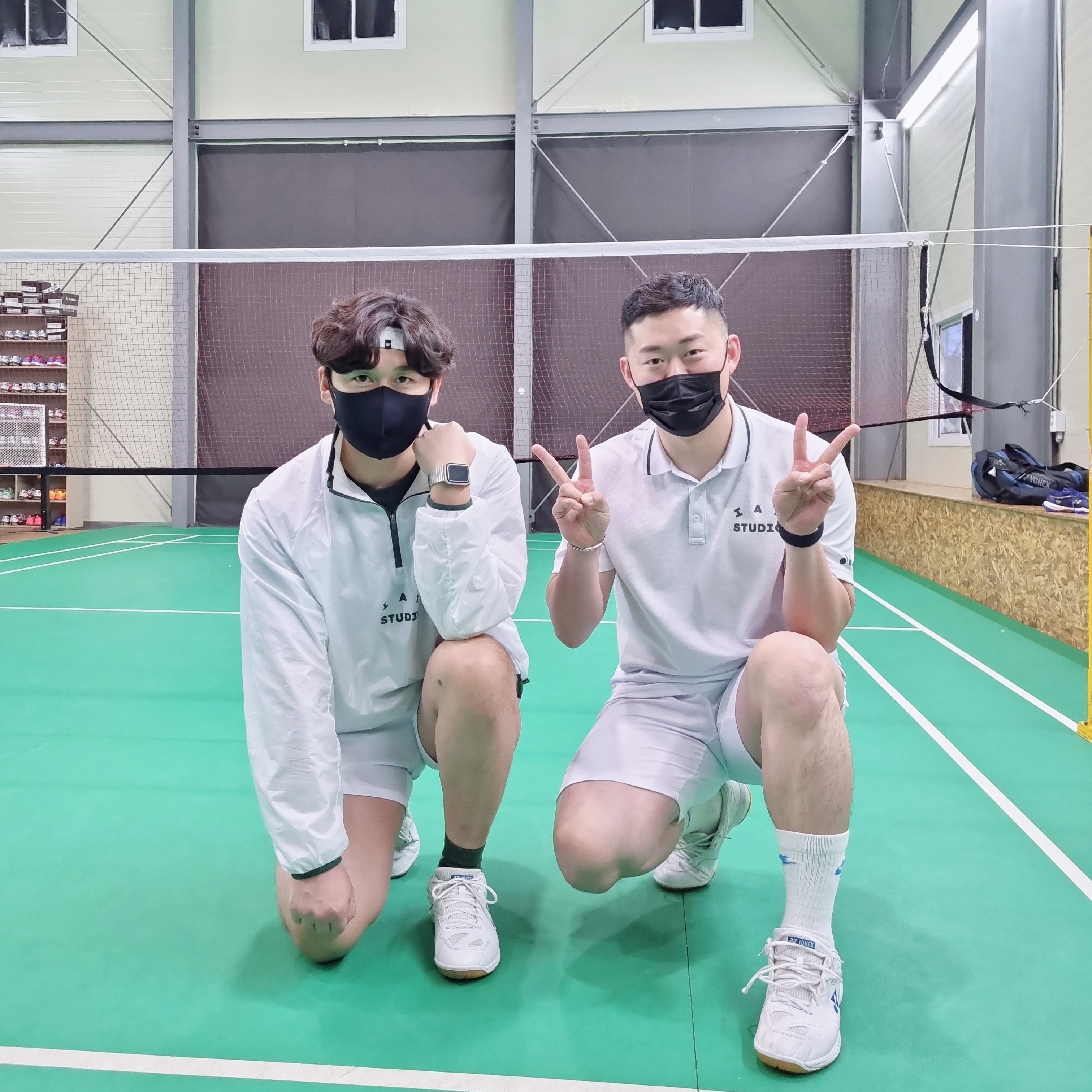 IAB Studio x Yonex T-Shirt Green, IAB Studio x Yonex Woven Pullover White 착용 스타일