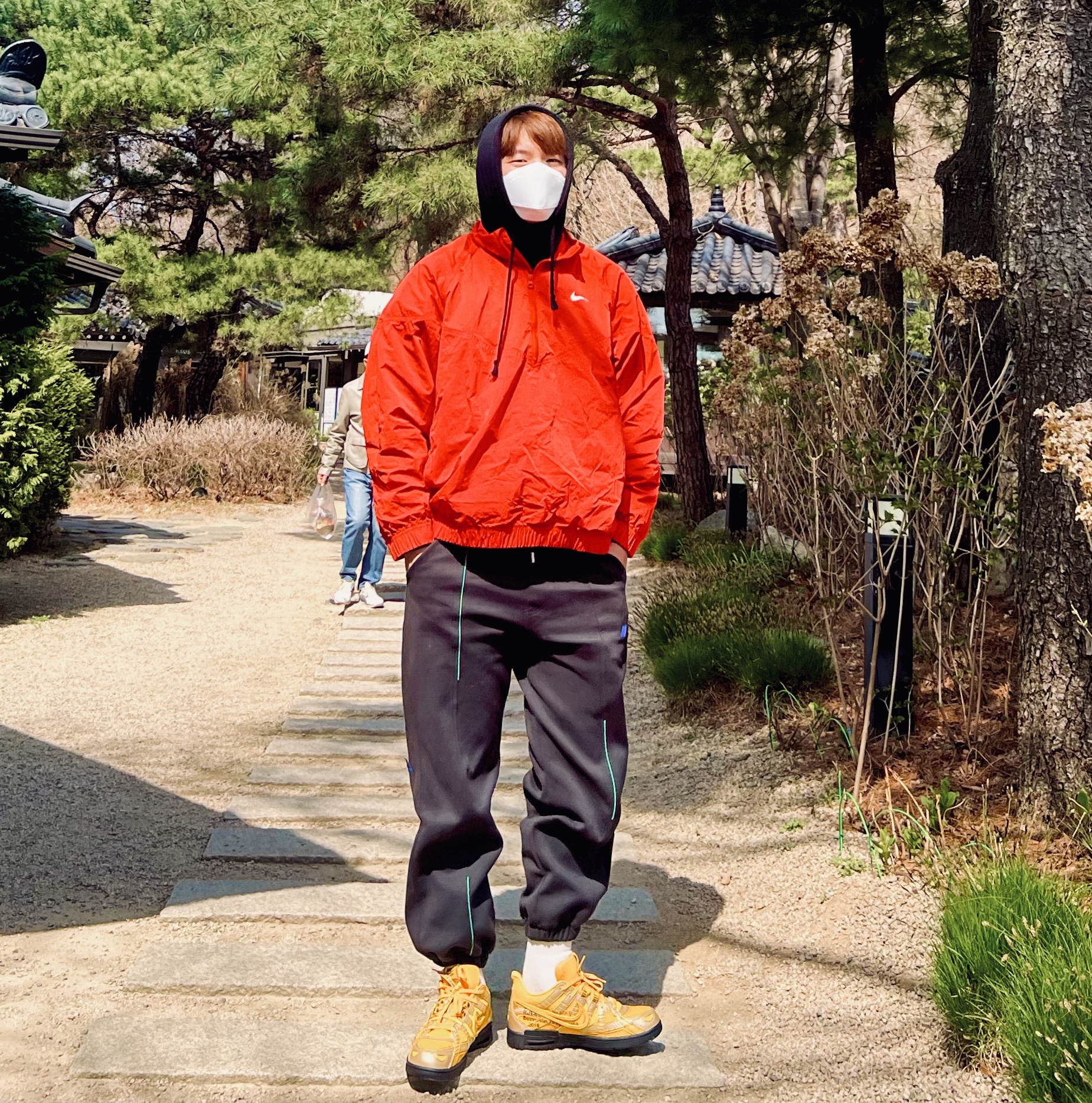 Nike x Off-White Air Rubber Dunk University Gold 착용 스타일