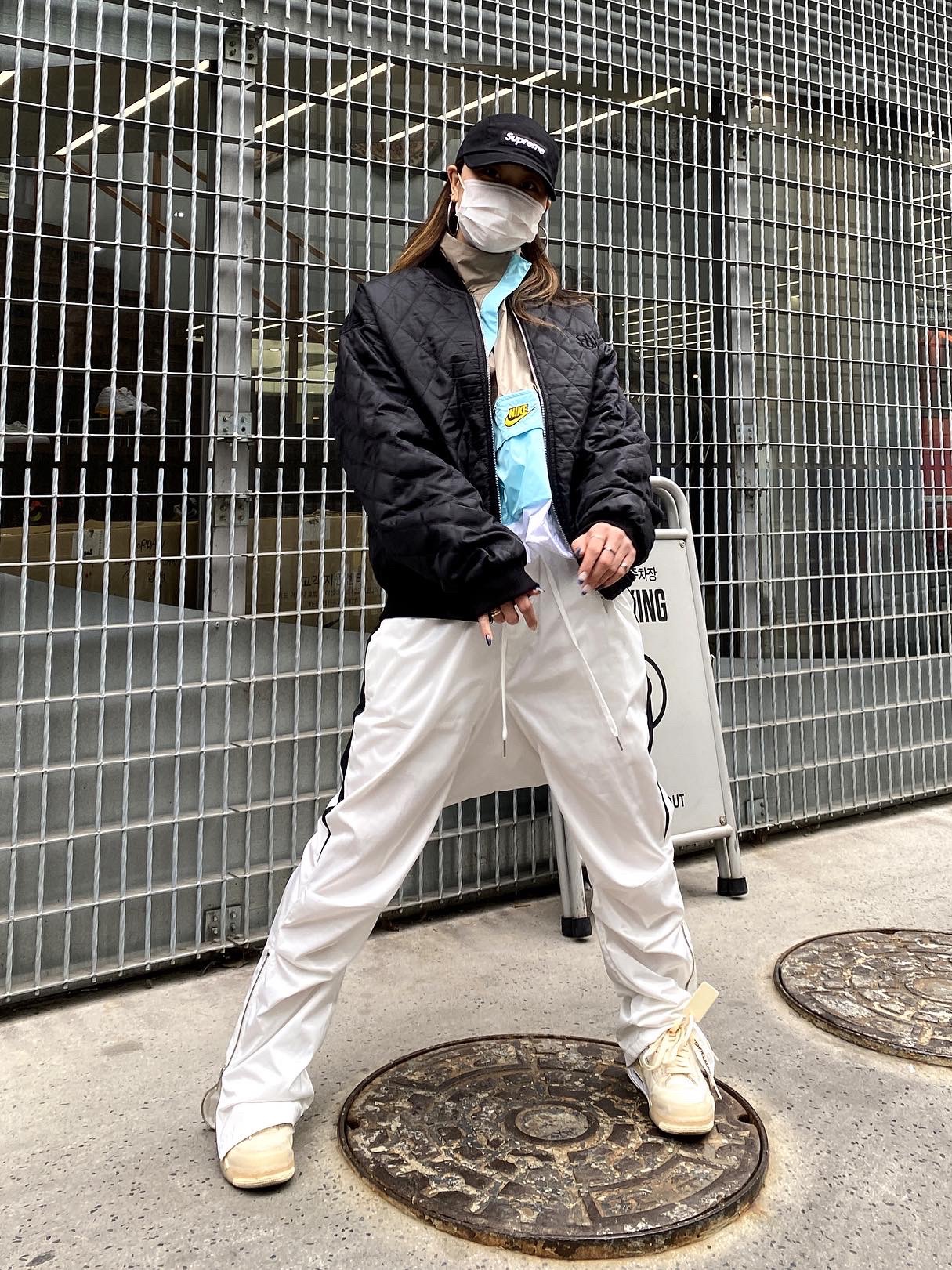 (W) Jordan 4 x Off-White Retro SP Sail, Supreme Washed Chino Twill Camp Cap Black 착용 스타일 - 1