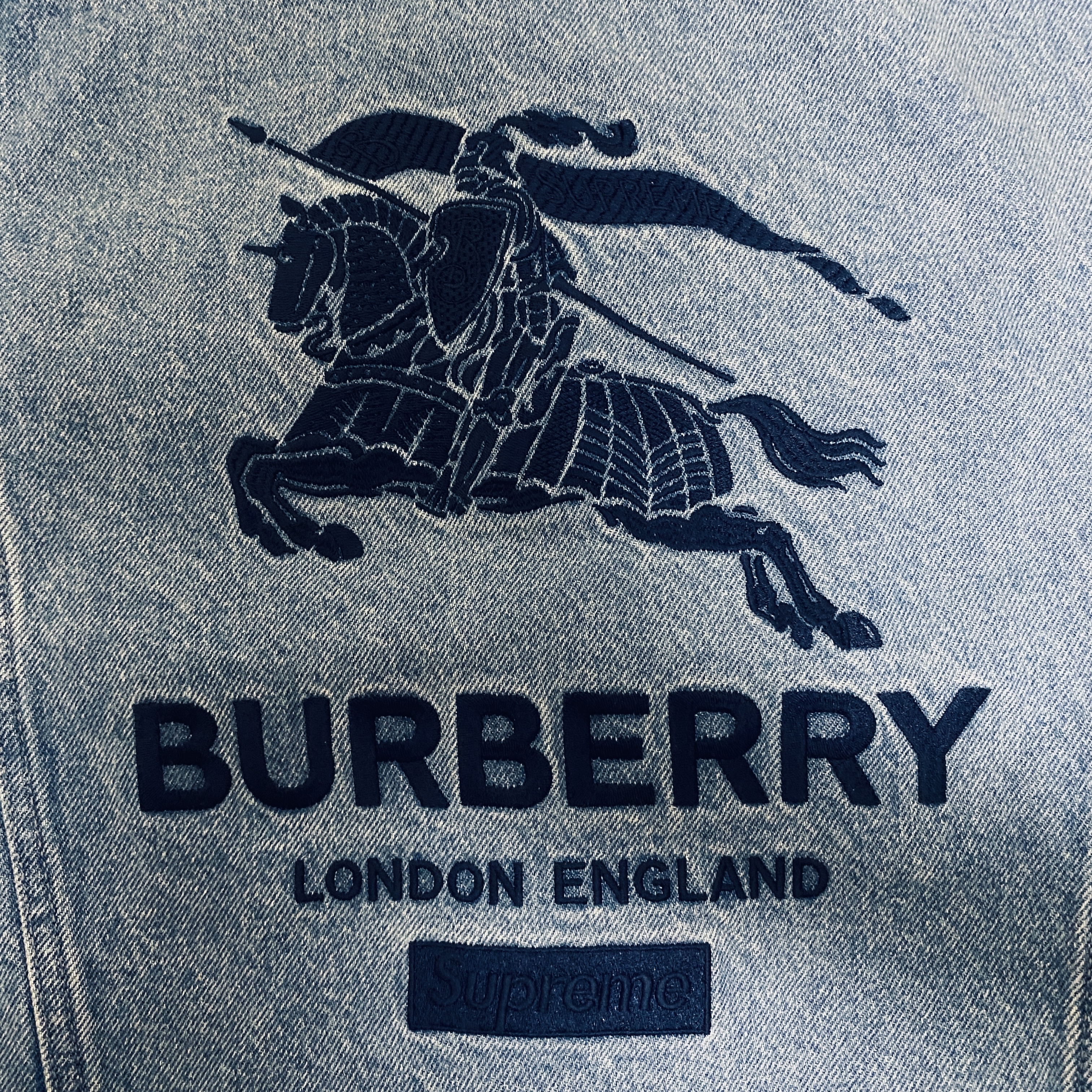 Supreme x Burberry Denim Trucker Jacket Washed Blue - 22SS 착용 스타일 - 3