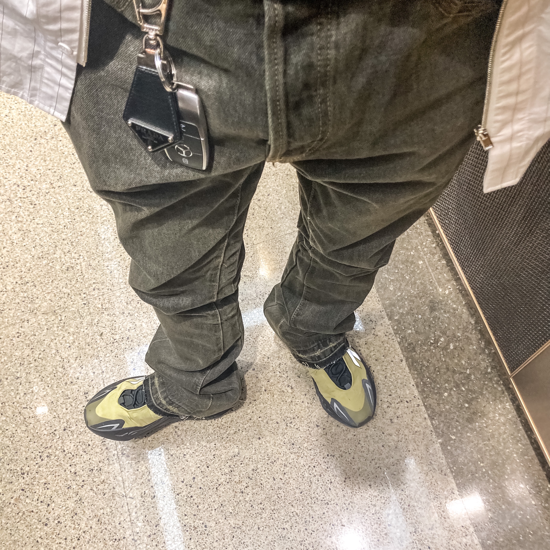 Adidas Yeezy Boost 700 MNVN Resin 착용 스타일