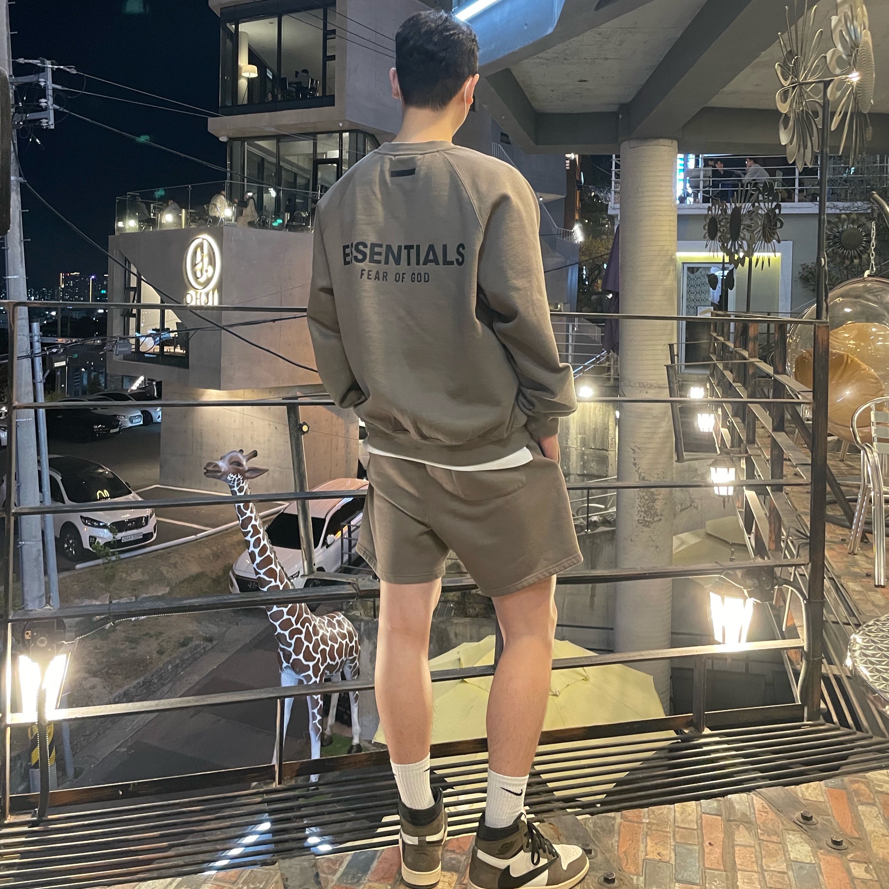 Jordan 1 x Travis Scott Retro High OG SP Mocha, Essentials Sweatshorts Taupe - 21SS 착용 스타일