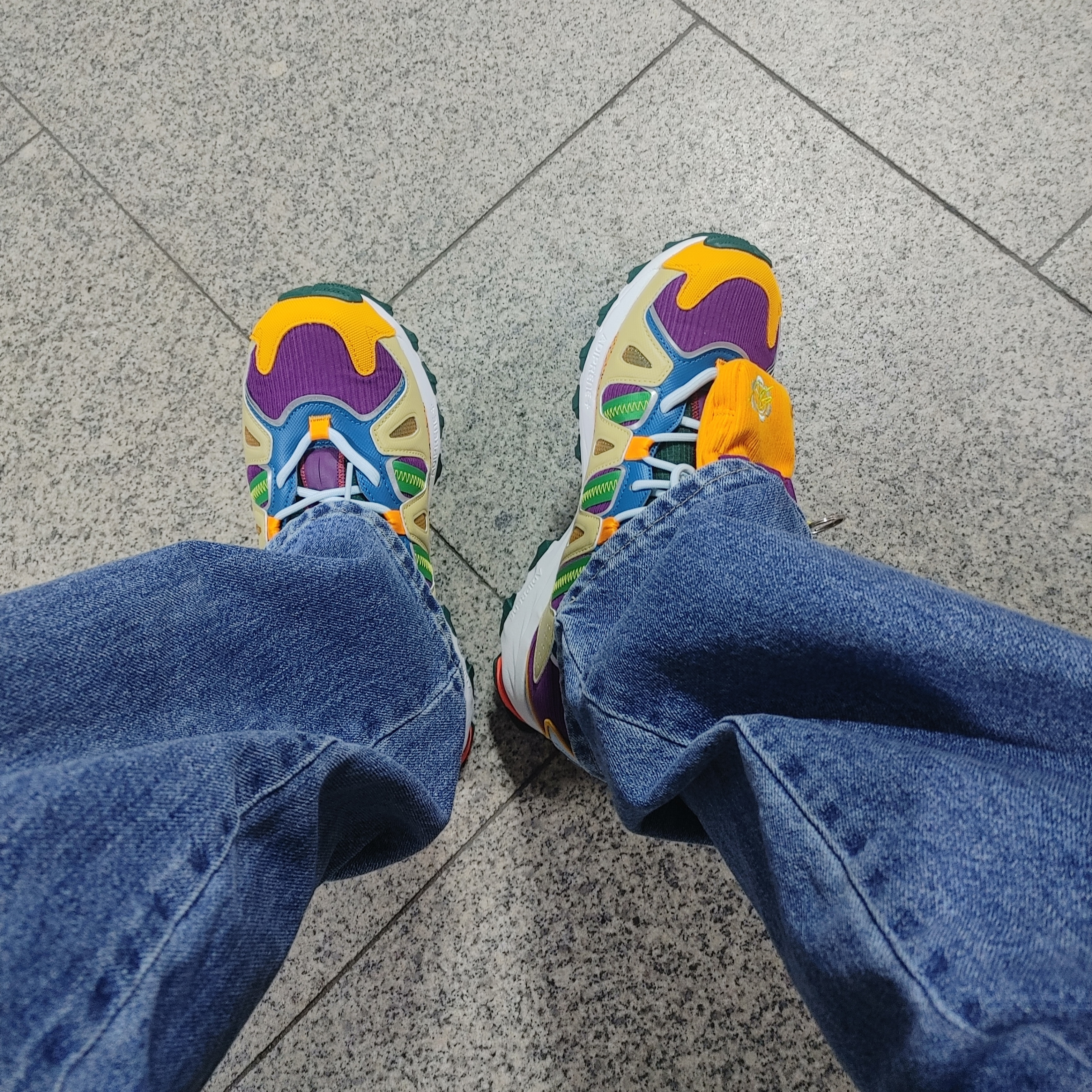 Adidas x Sean Wotherspoon Superturf Adventure Jiminy Cricket 착용 스타일 - 4