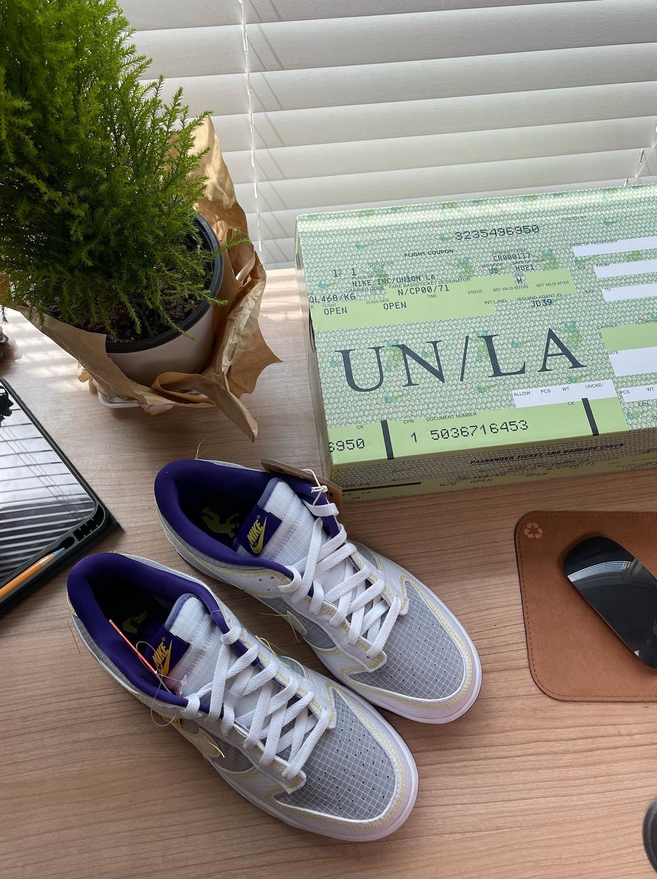 Nike x Union Dunk Low Passport Pack Court Purple White, Adidas Yeezy Boost 700 V2 Static 2022 착용 스타일 - 1