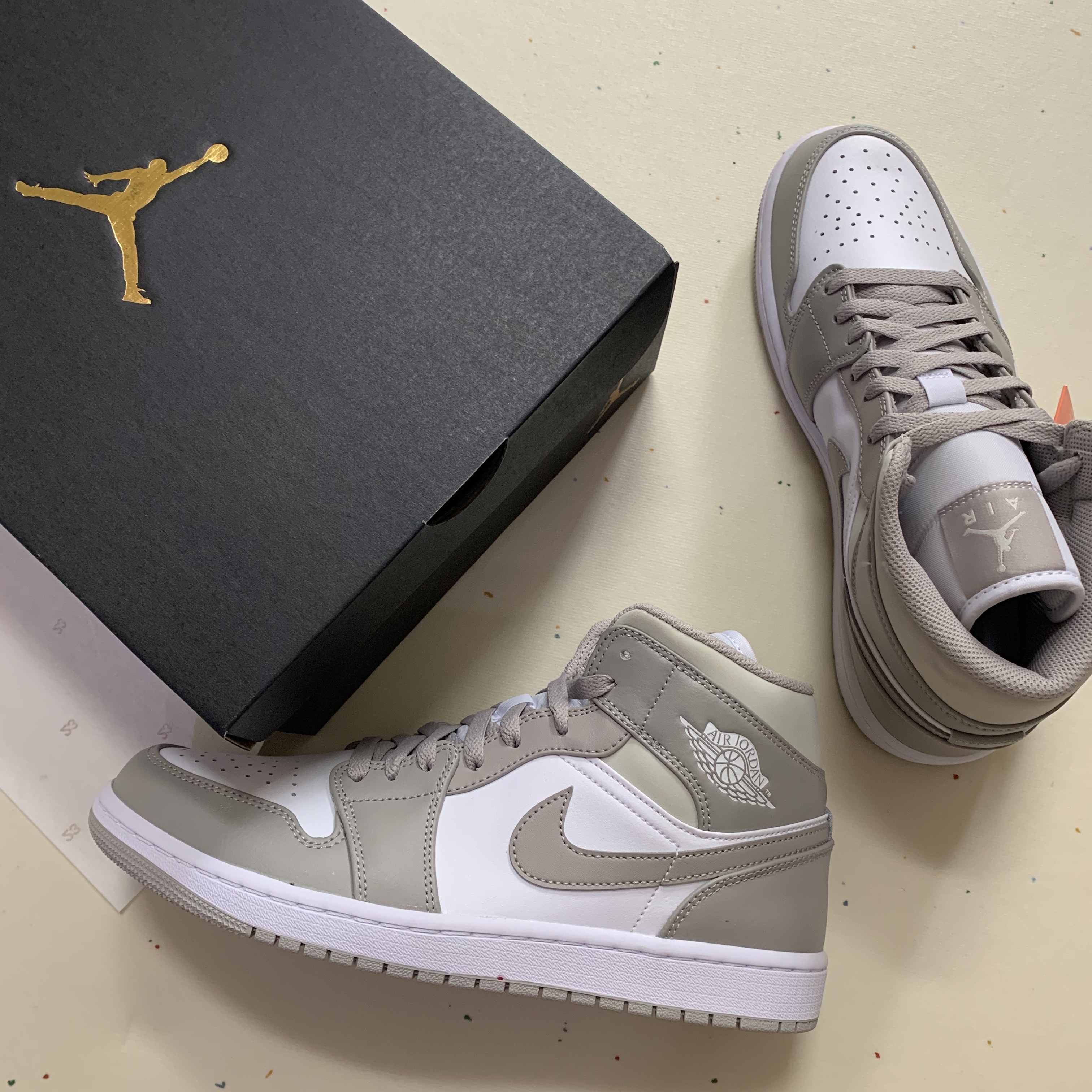 Jordan 1 Mid College Grey 착용 스타일