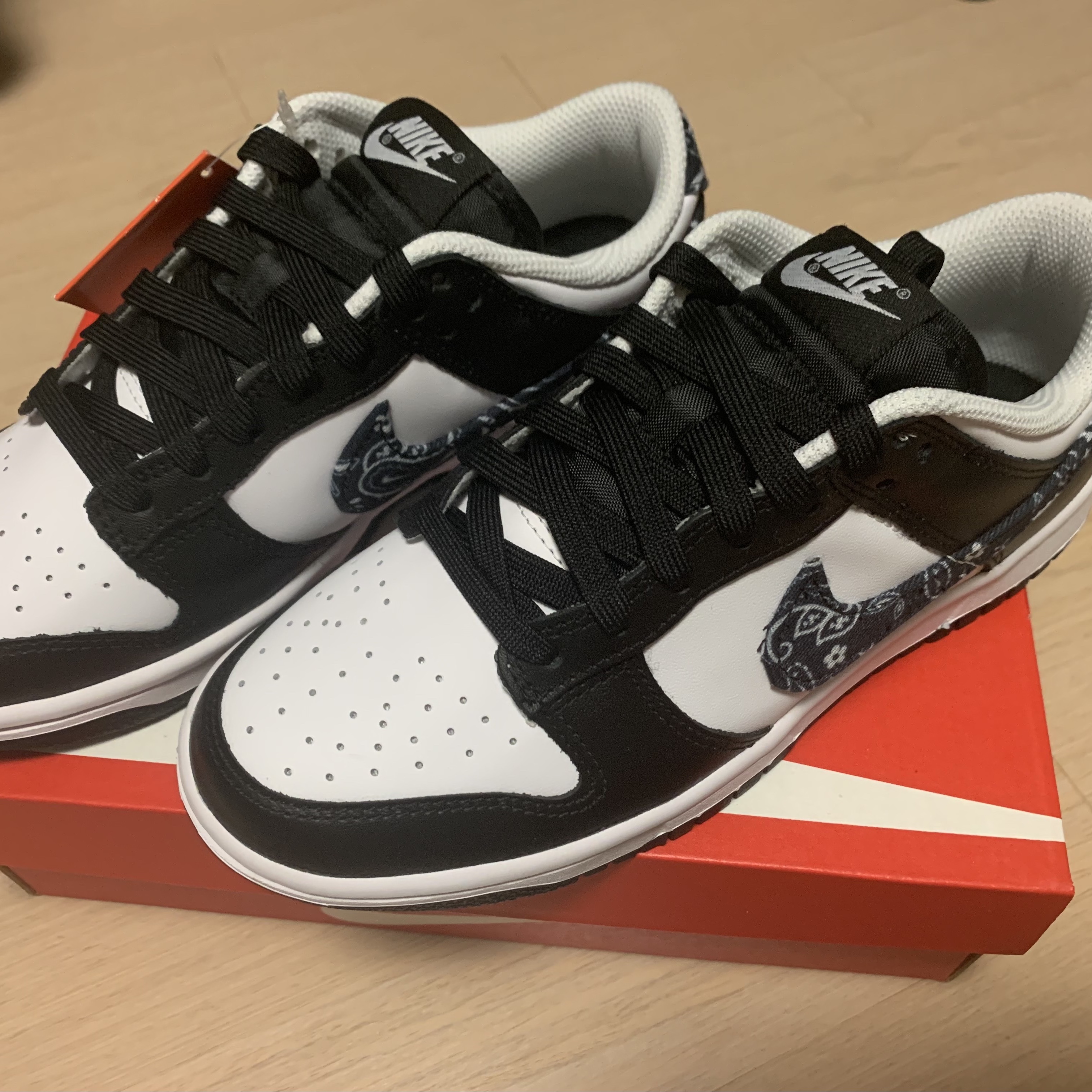 (W) Nike Dunk Low Essential Black Paisley 착용 스타일