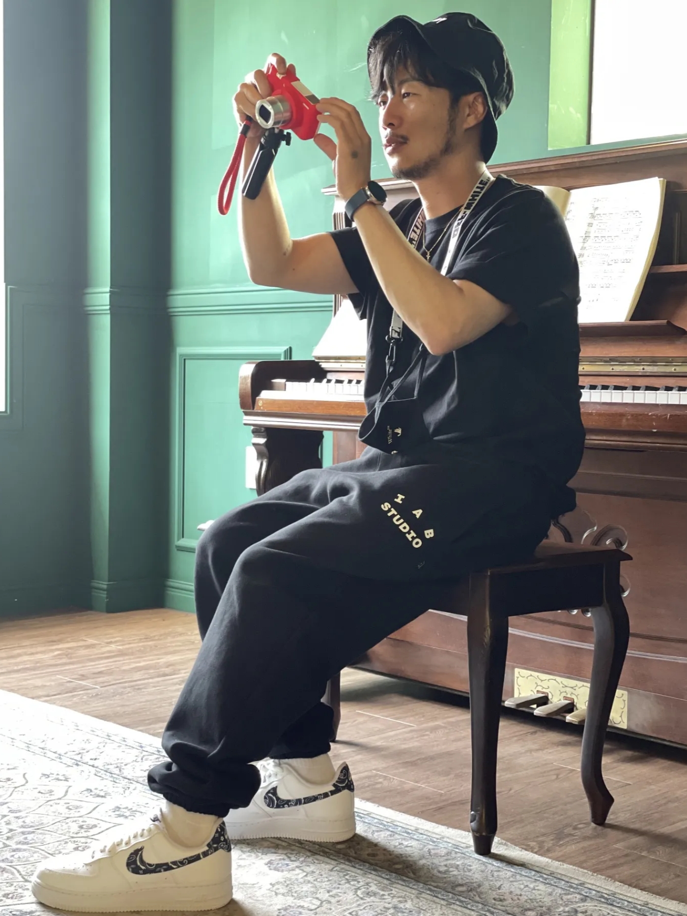 Stussy Basic Stussy T-Shirt Black 2022, Stussy Satin Nylon Deep Bucket Hat Black 착용 스타일 - 1