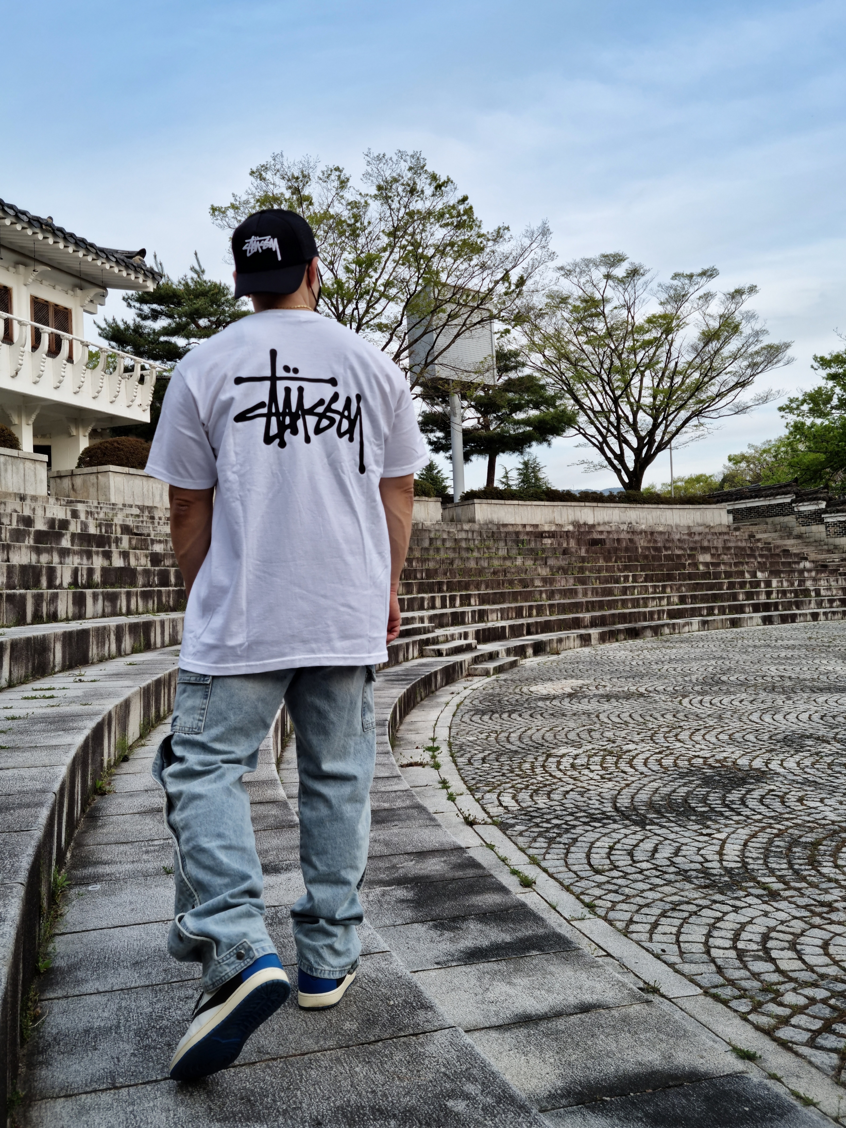 Stussy Basic Stussy T-Shirt White 2022, Jordan 1 x Travis Scott x Fragment Retro High OG SP Military Blue 착용 스타일 - 1