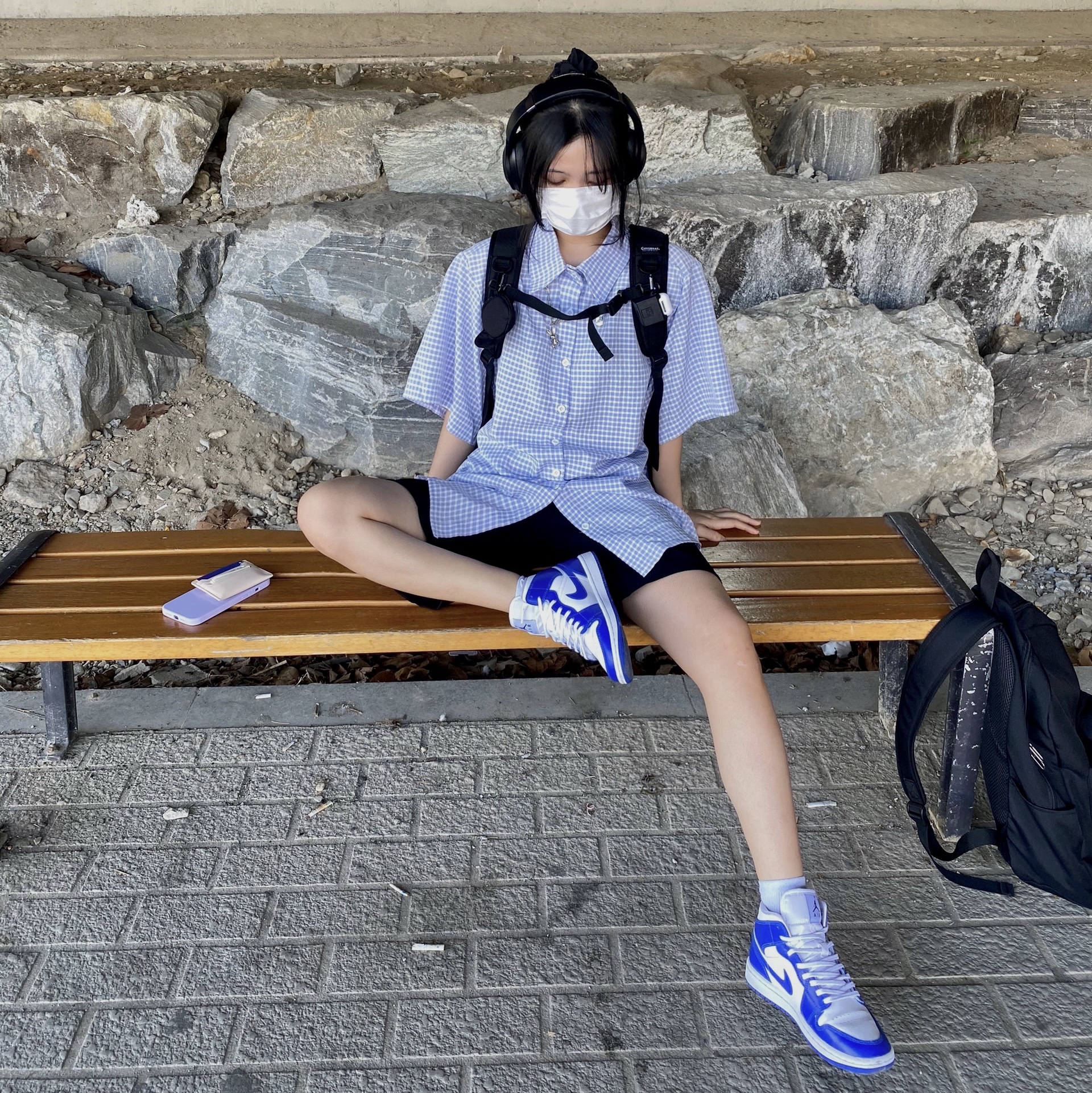 (W) Jordan 1 Mid White Hyper Royal 착용 스타일 - 1