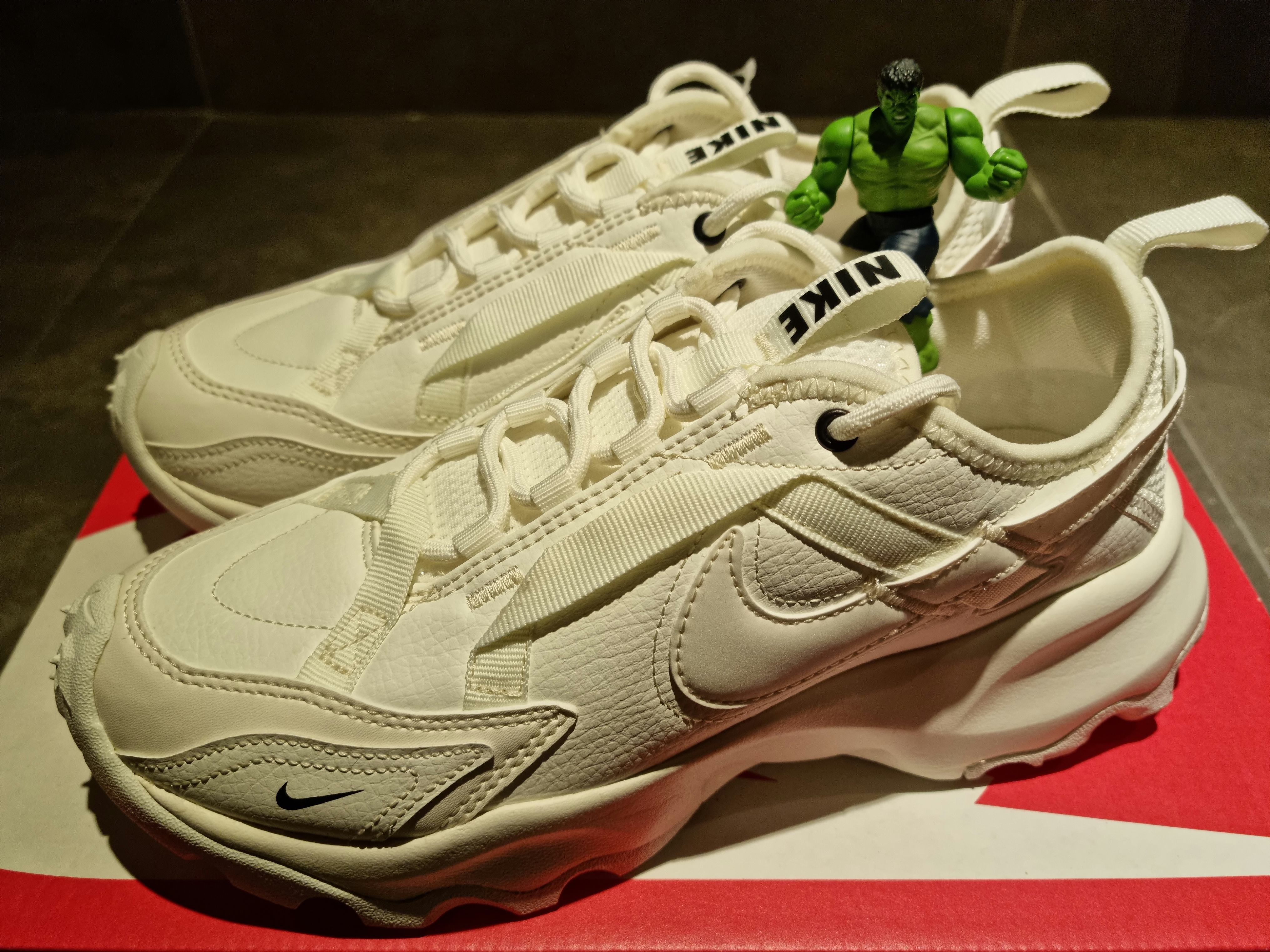 (W) Nike TC 7900 Summit White 착용 스타일 - 1