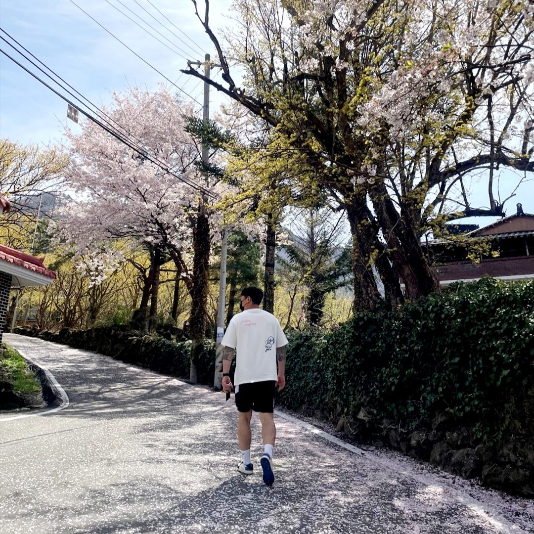 Jordan 1 x Travis Scott x Fragment Retro Low OG SP Military Blue, Jordan x Travis Scott x Fragment T-Shirt Sail (DJ0619-133) 착용 스타일