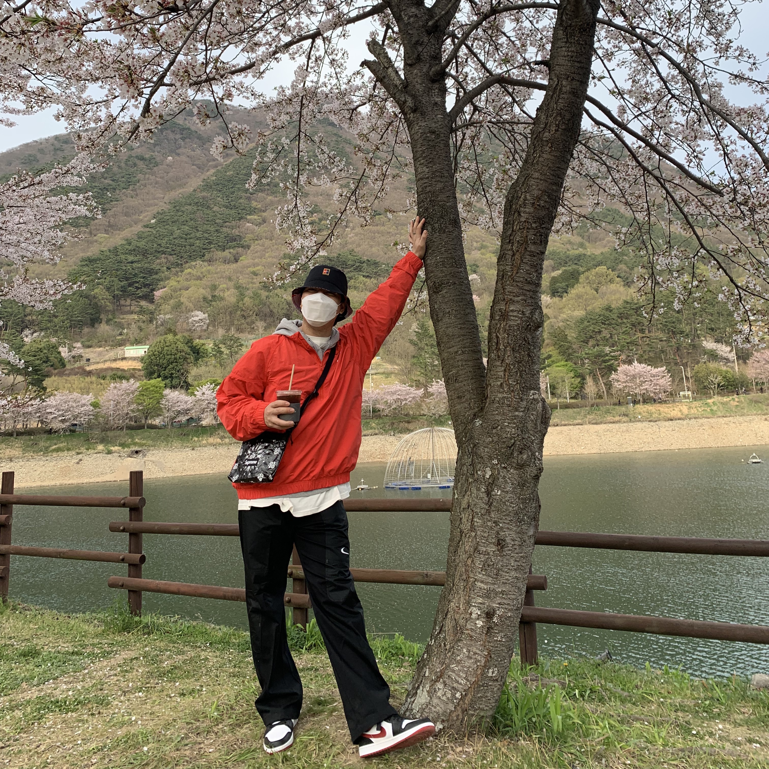 Nike x Stussy Windrunner Jacket Habanero Red, Nike x Off-White NRG Pants Black 착용 스타일