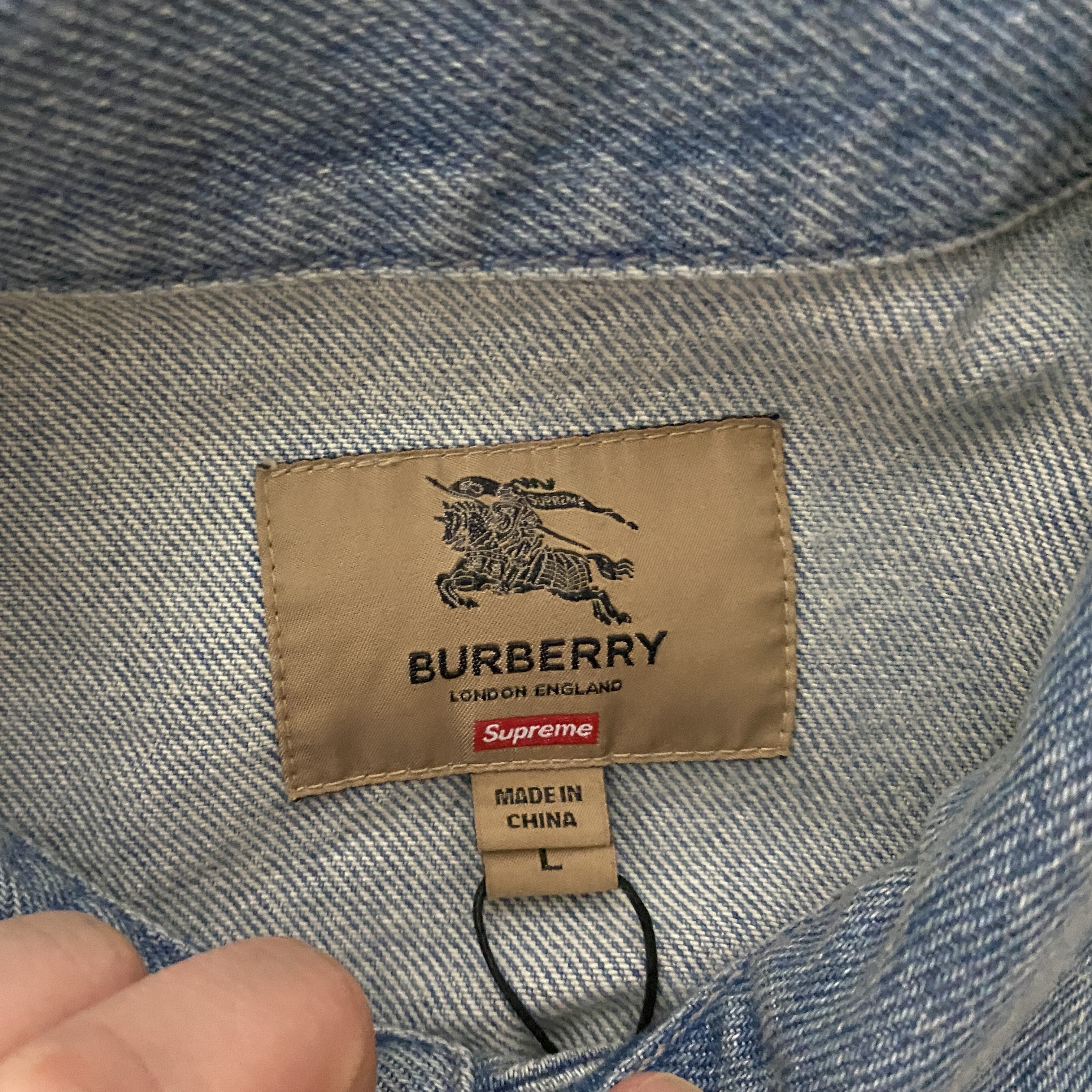 Supreme x Burberry Denim Trucker Jacket Washed Blue - 22SS 착용 스타일 - 4