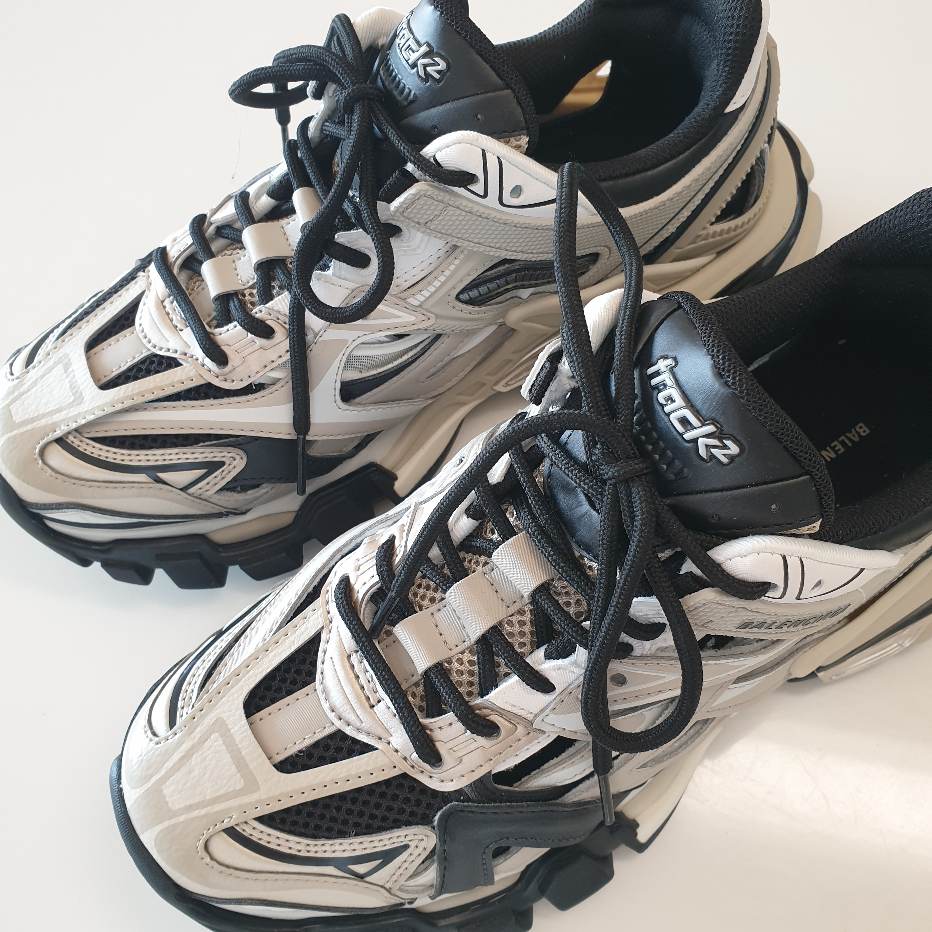 Balenciaga Runner Sneakers Black White 착용 스타일 - 2