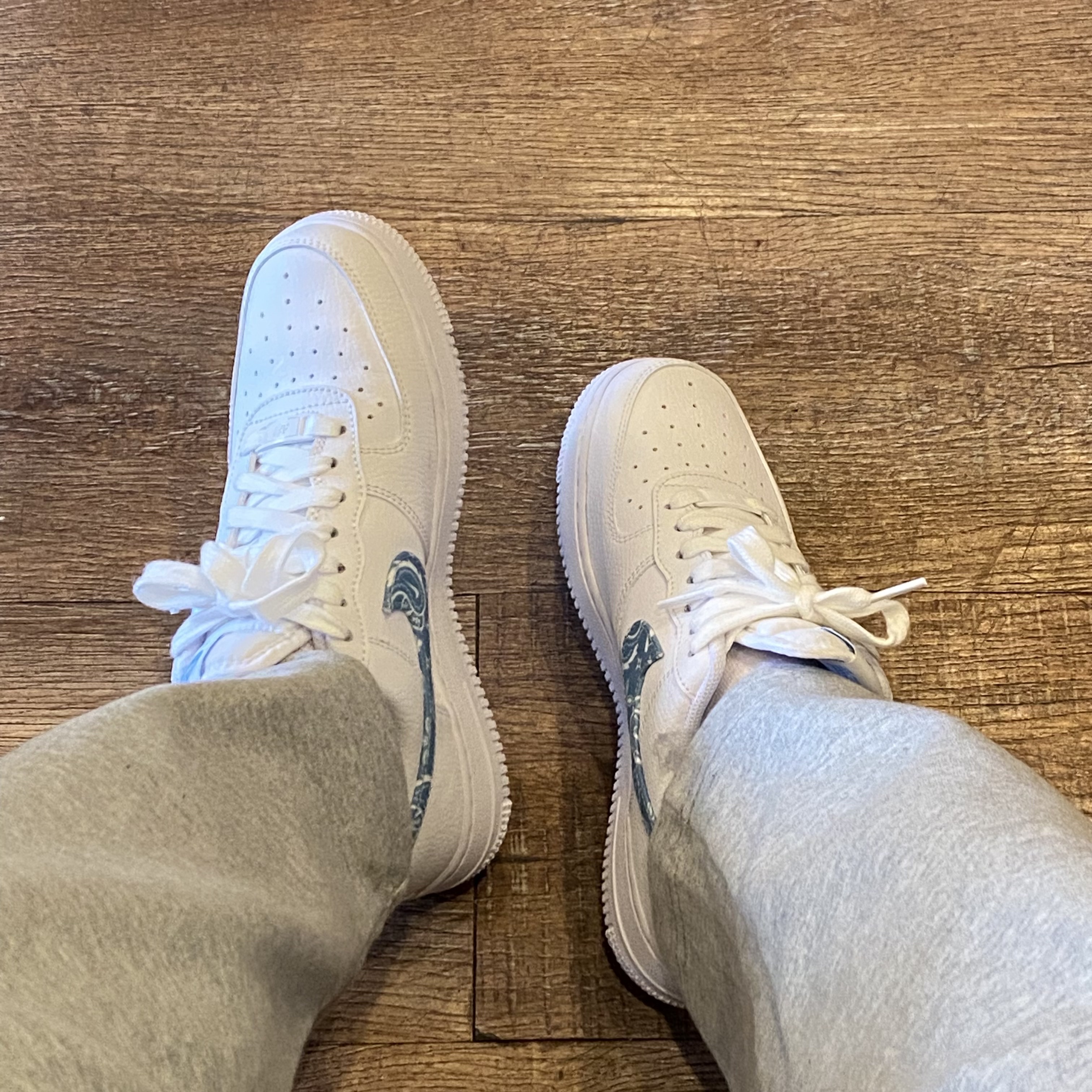 (W) Nike Air Force 1 '07 Essential Paisley Swoosh White Worn Blue 착용 스타일