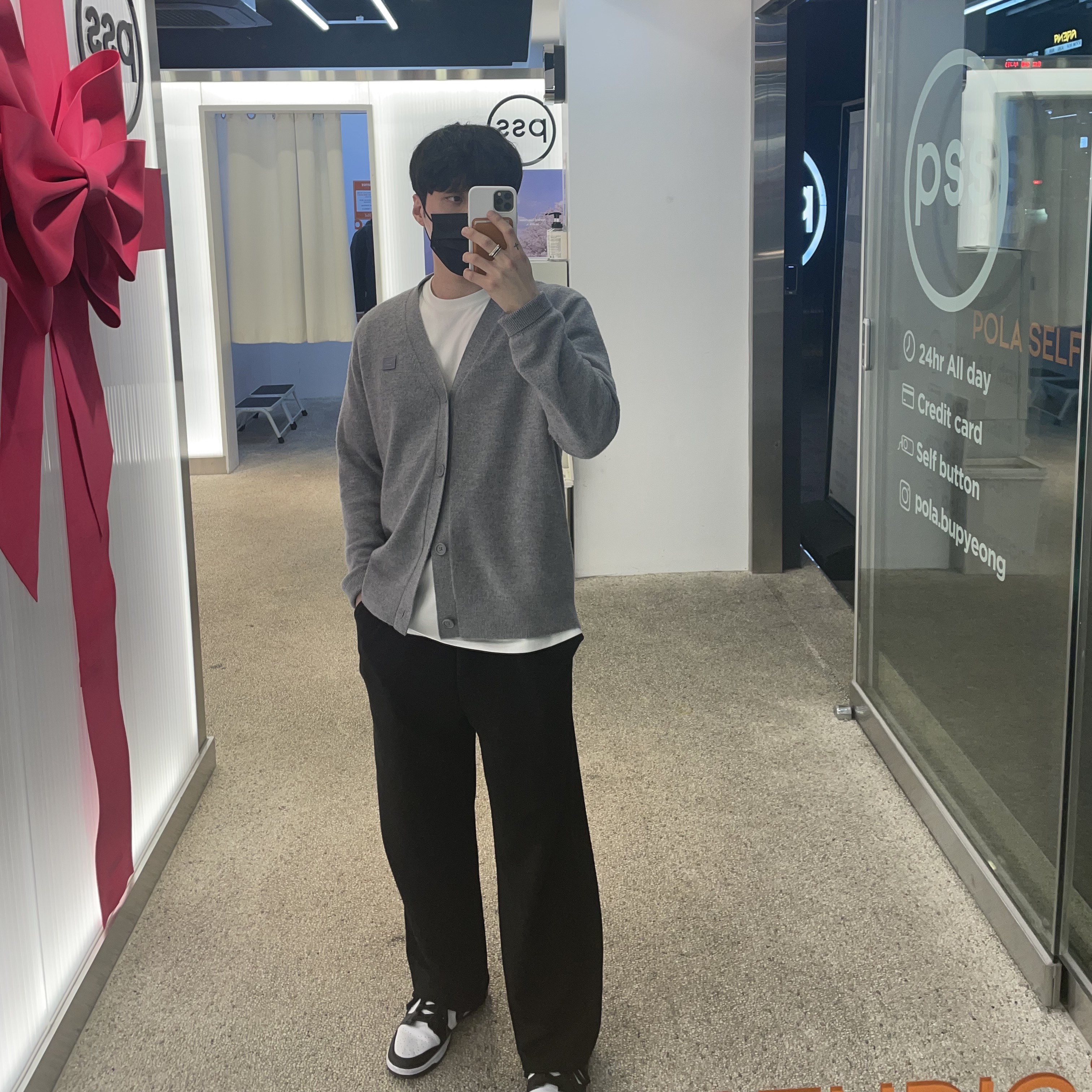 Acne Studios Keve Face V-Neck Cardigan Grey Melange, Nike Dunk Low Retro Black 착용 스타일