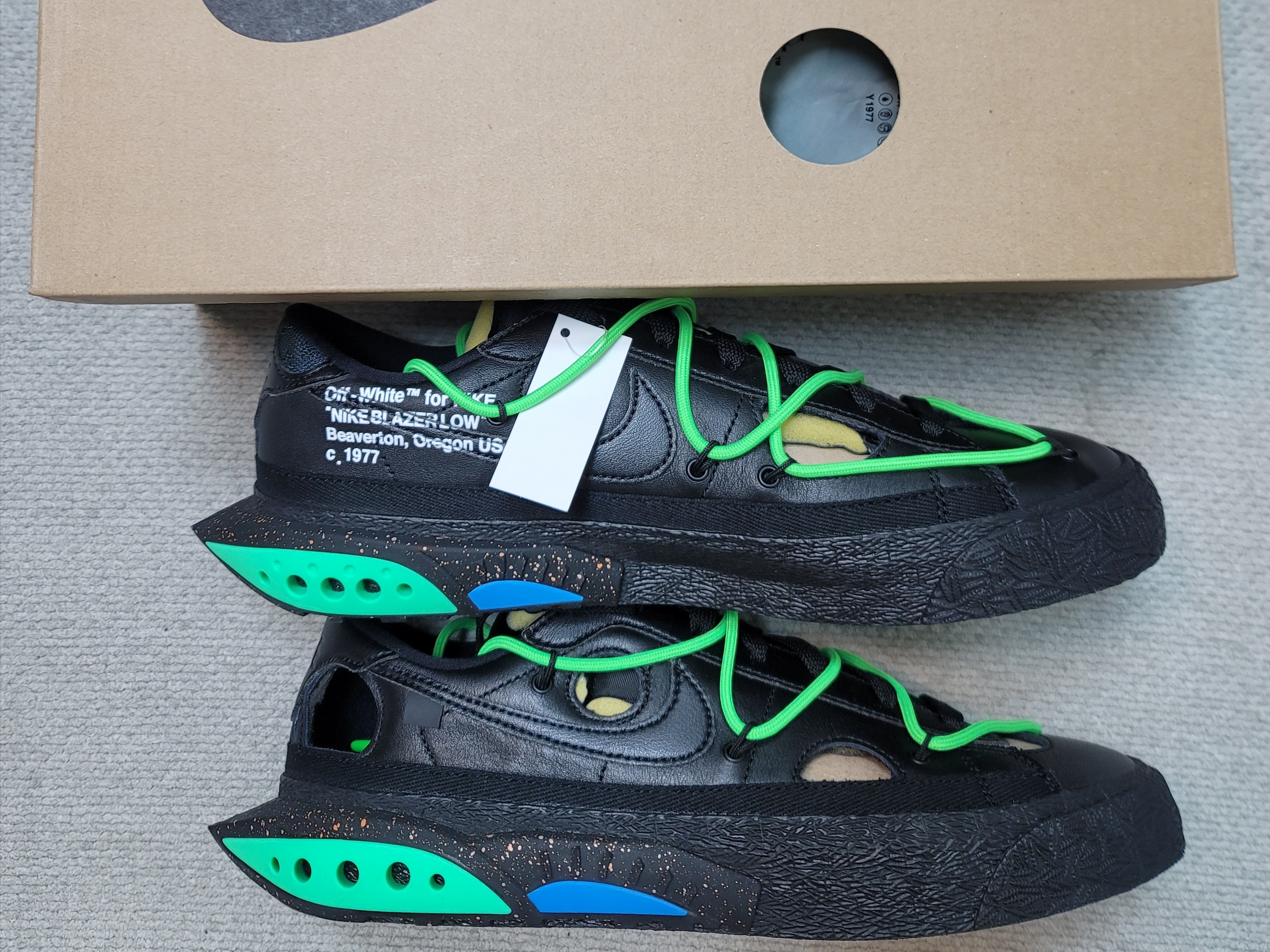 Nike x Off-White Blazer Low '77 Black and Electro Green 착용 스타일 - 2