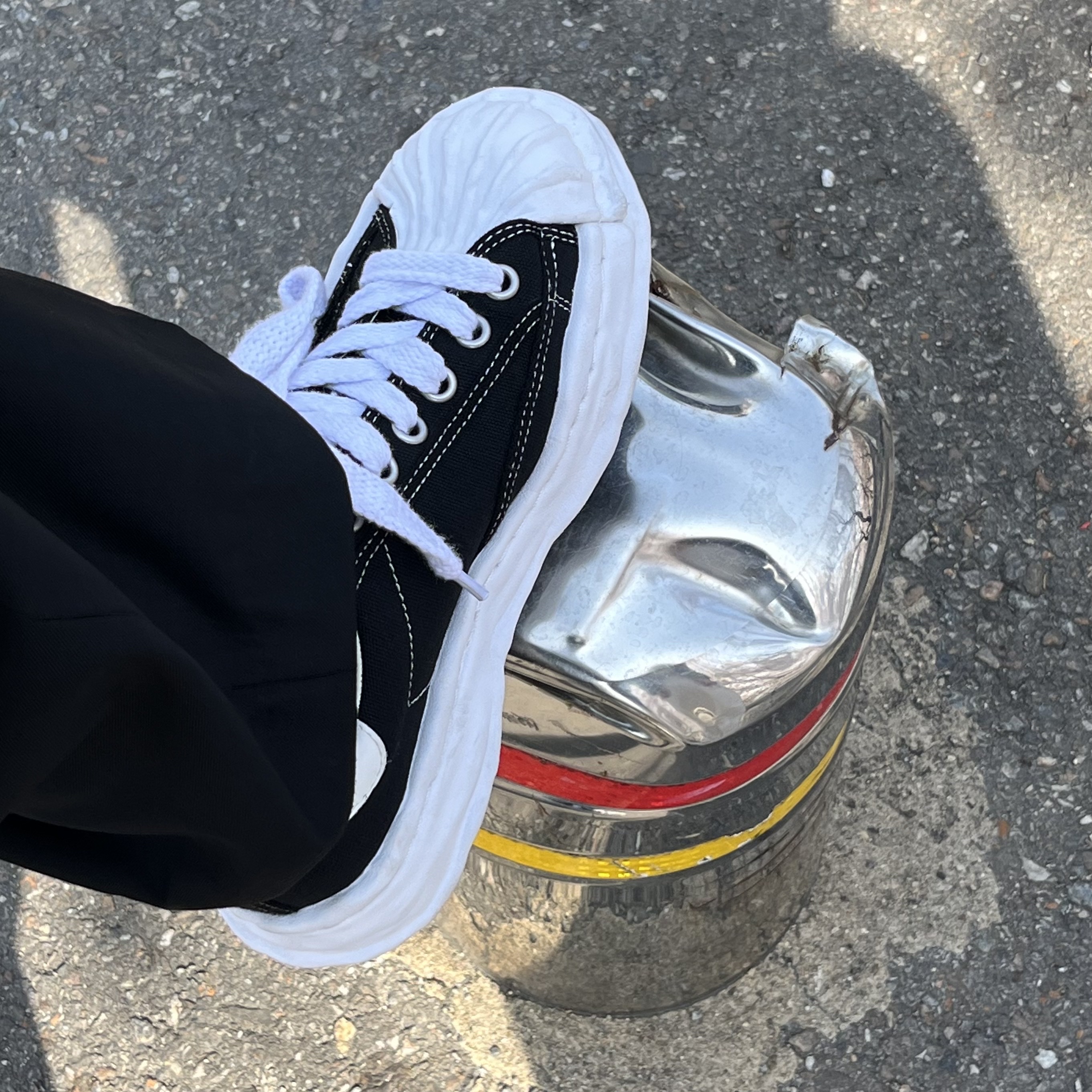 Maison Mihara Yasuhiro Blakey OG Sole Canvas Low-top Sneakers Black 착용 스타일 - 2