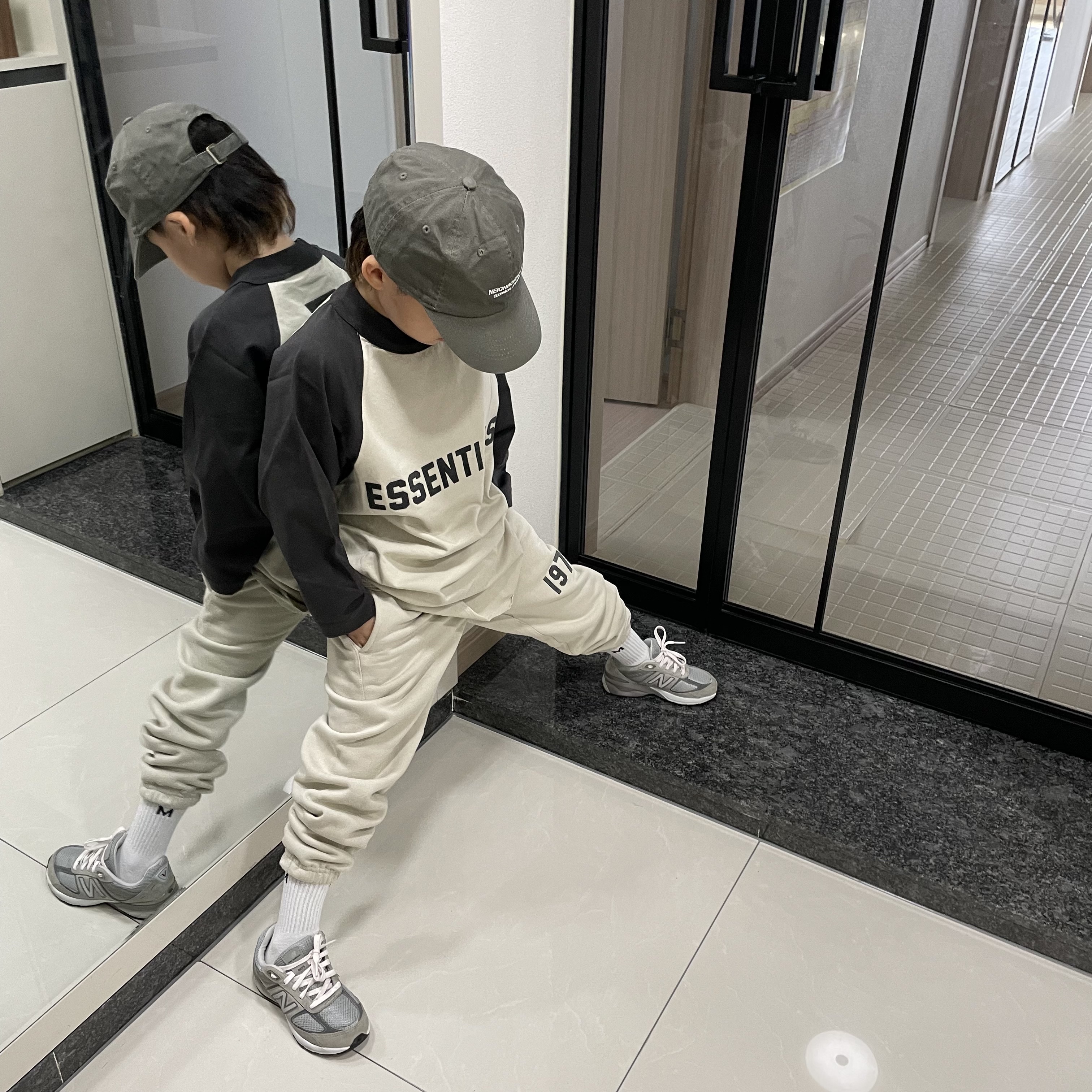 (Kids) Essentials 3/4 Sleeve Baseball T-Shirt Wheat - 22SS, (Kids) Essentials 1977 Sweatpants Wheat - 22SS 착용 스타일