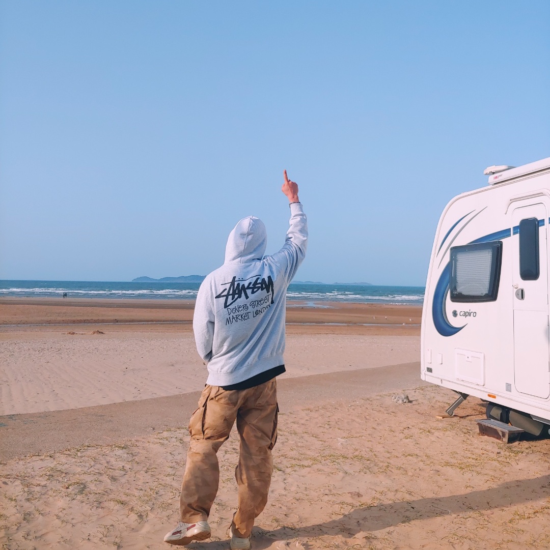 Stussy World Tour Hoodie Ash Heather 2021, Stussy World Tour T-Shirt Black 착용 스타일