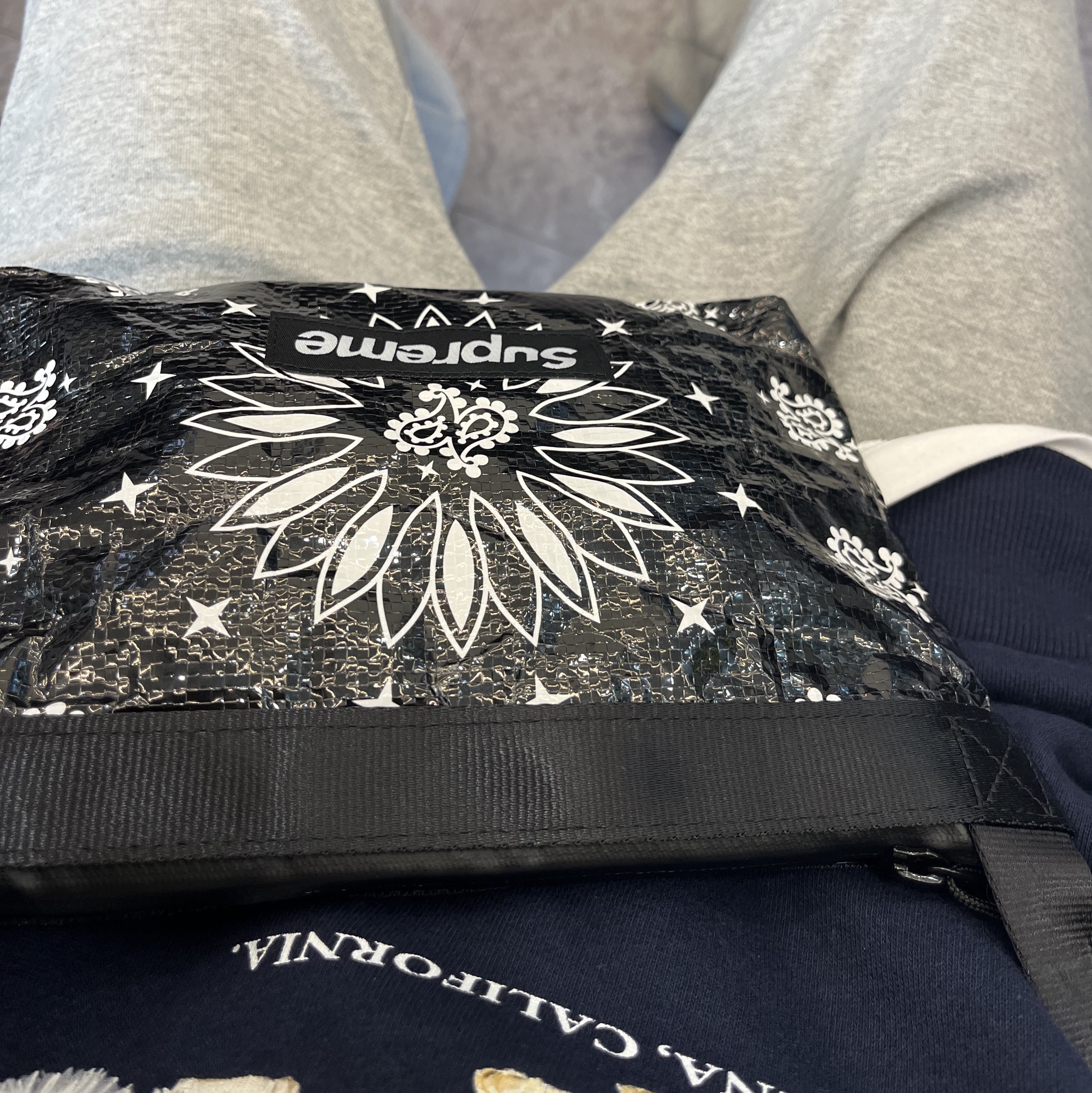 Supreme Bandana Tarp Side Bag Black - 21SS 착용 스타일