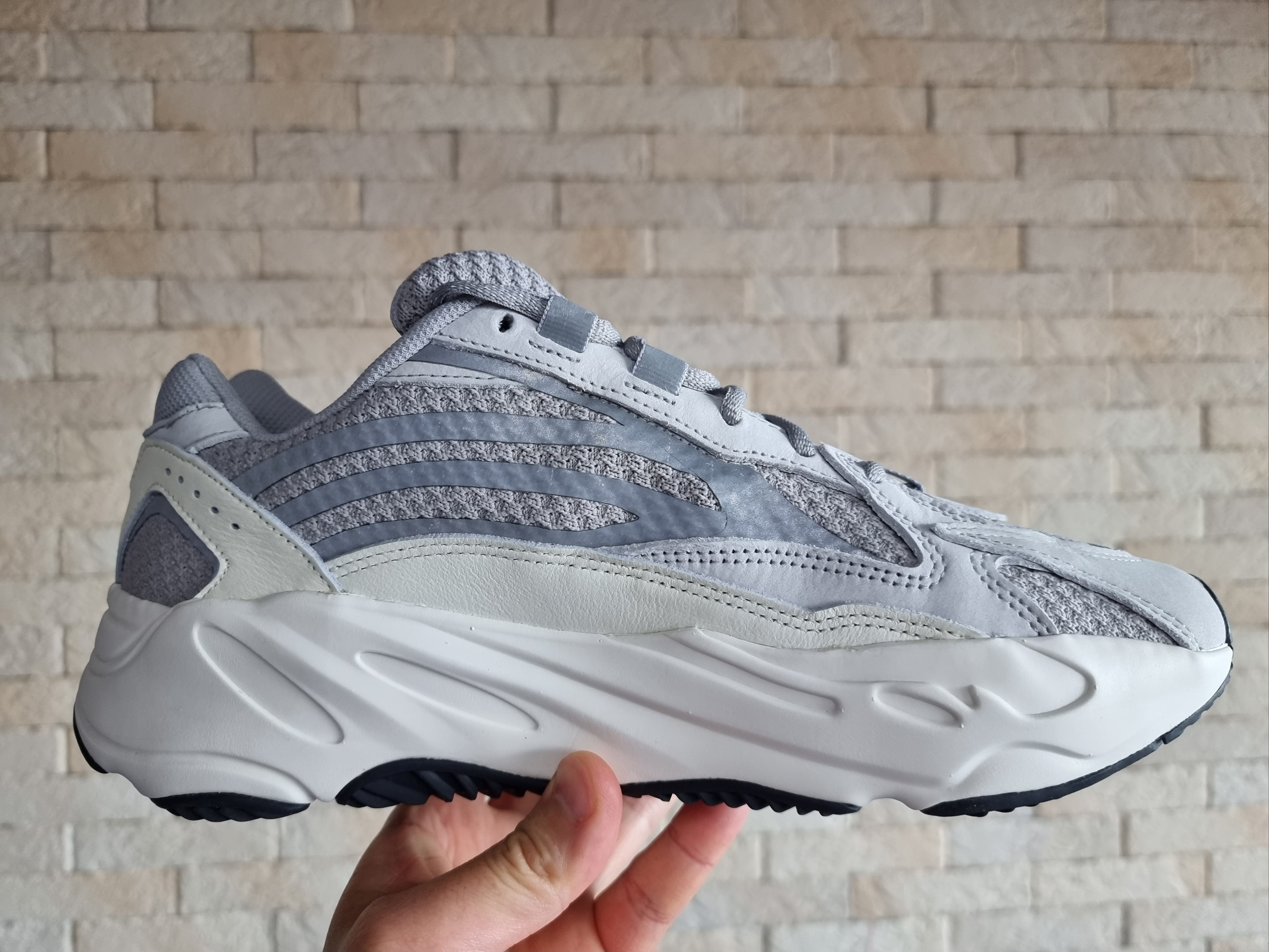 Adidas Yeezy Boost 700 V2 Static 2022 착용 스타일 - 2