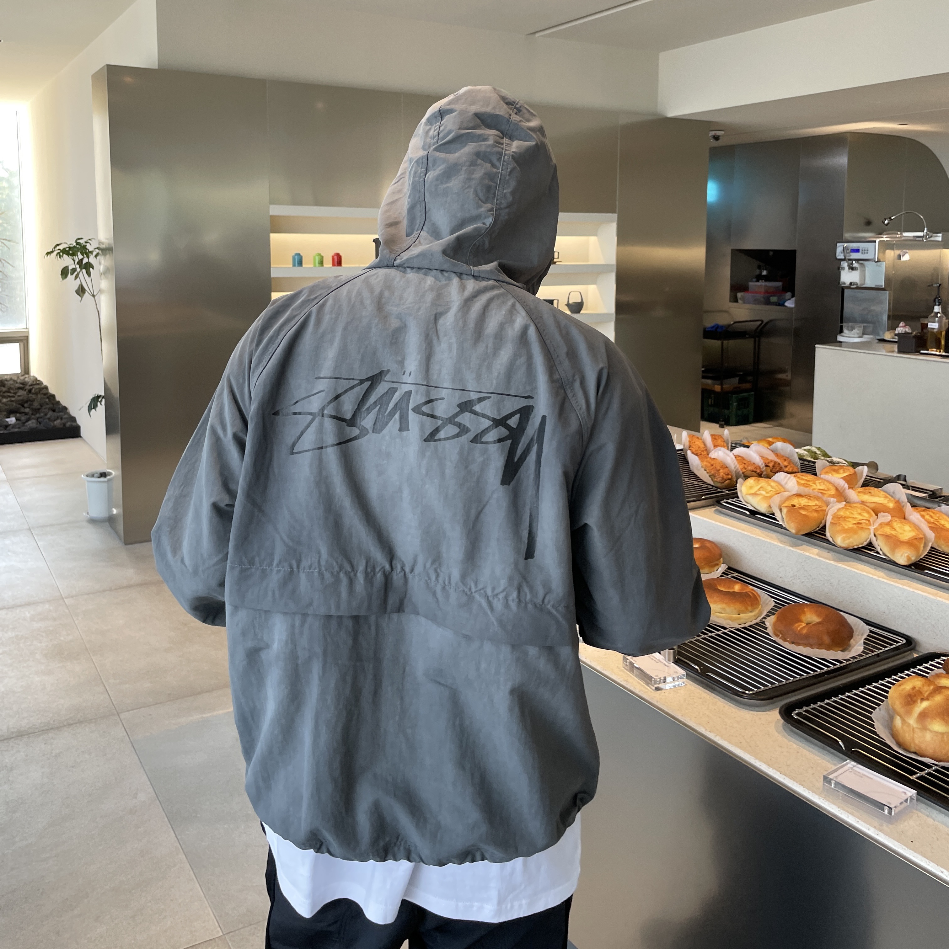 Stussy Wave Dye Beach Shell Jacket Grey, Nike x Sacai VaporWaffle Black White 착용 스타일 - 2