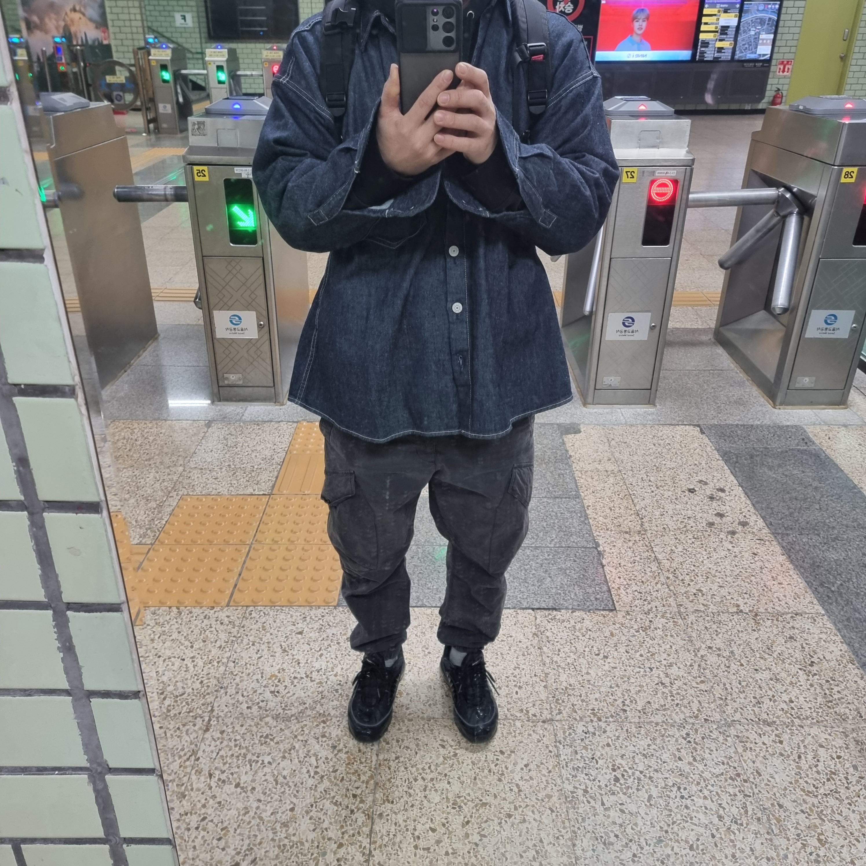 Nike x Supreme Air Max 98 Black, Supreme Backpack Black - 19SS 착용 스타일