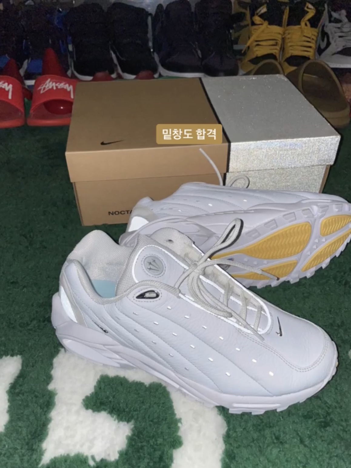 Nike x Drake Nocta Hot Step Air Terra Triple White, Nike NRG Solo Swoosh Fleece Hoodie Summit White - Asia 착용 스타일 - 2