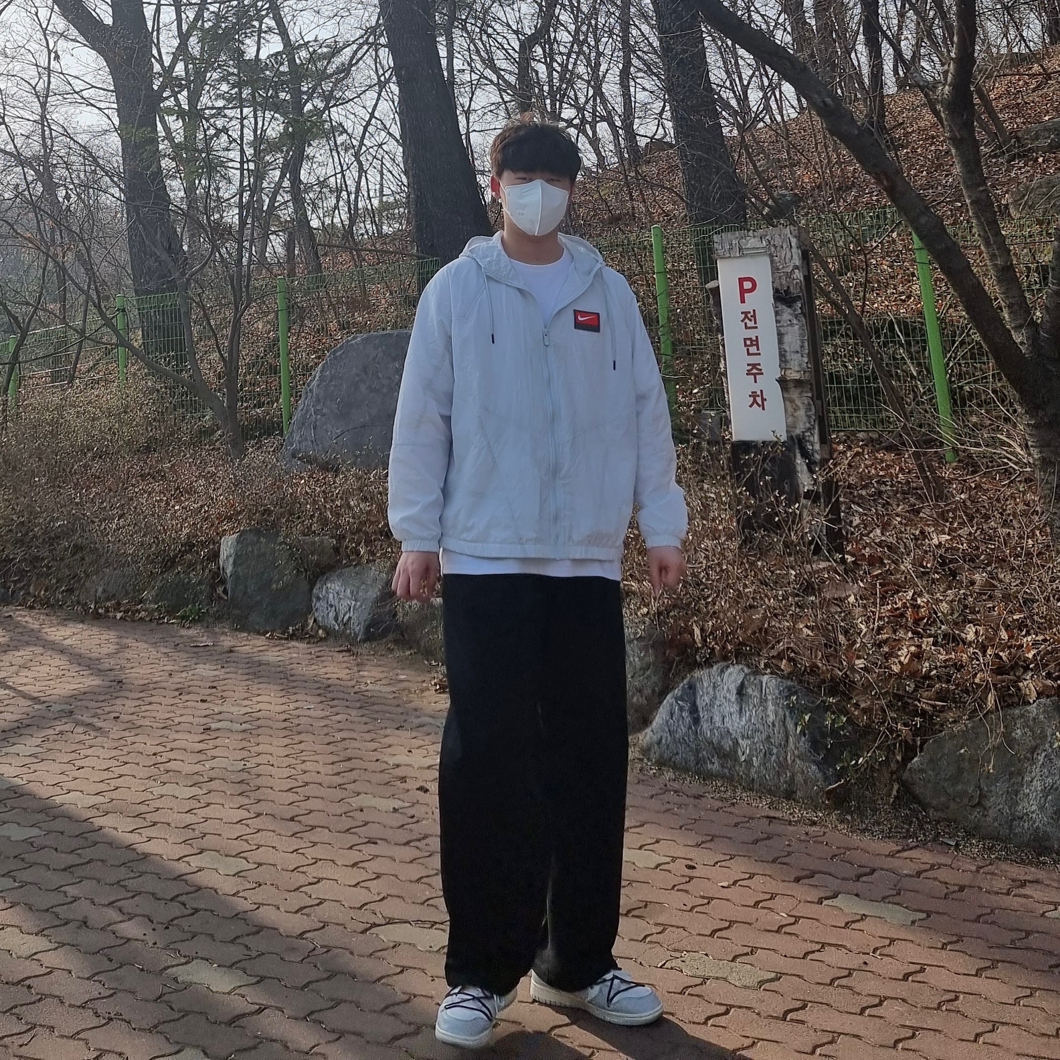 Nike x Off-White Dunk Low The 50 - Lot 46, IAB Studio x Doosan Infracore T-Shirt White 착용 스타일 - 3