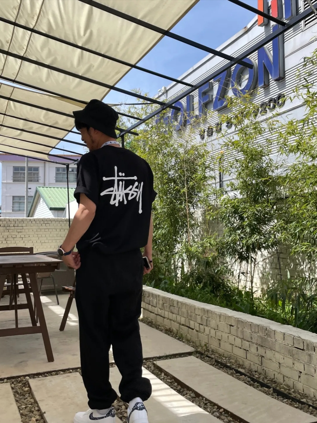 Stussy Basic Stussy T-Shirt Black 2022, Stussy Satin Nylon Deep Bucket Hat Black 착용 스타일 - 3