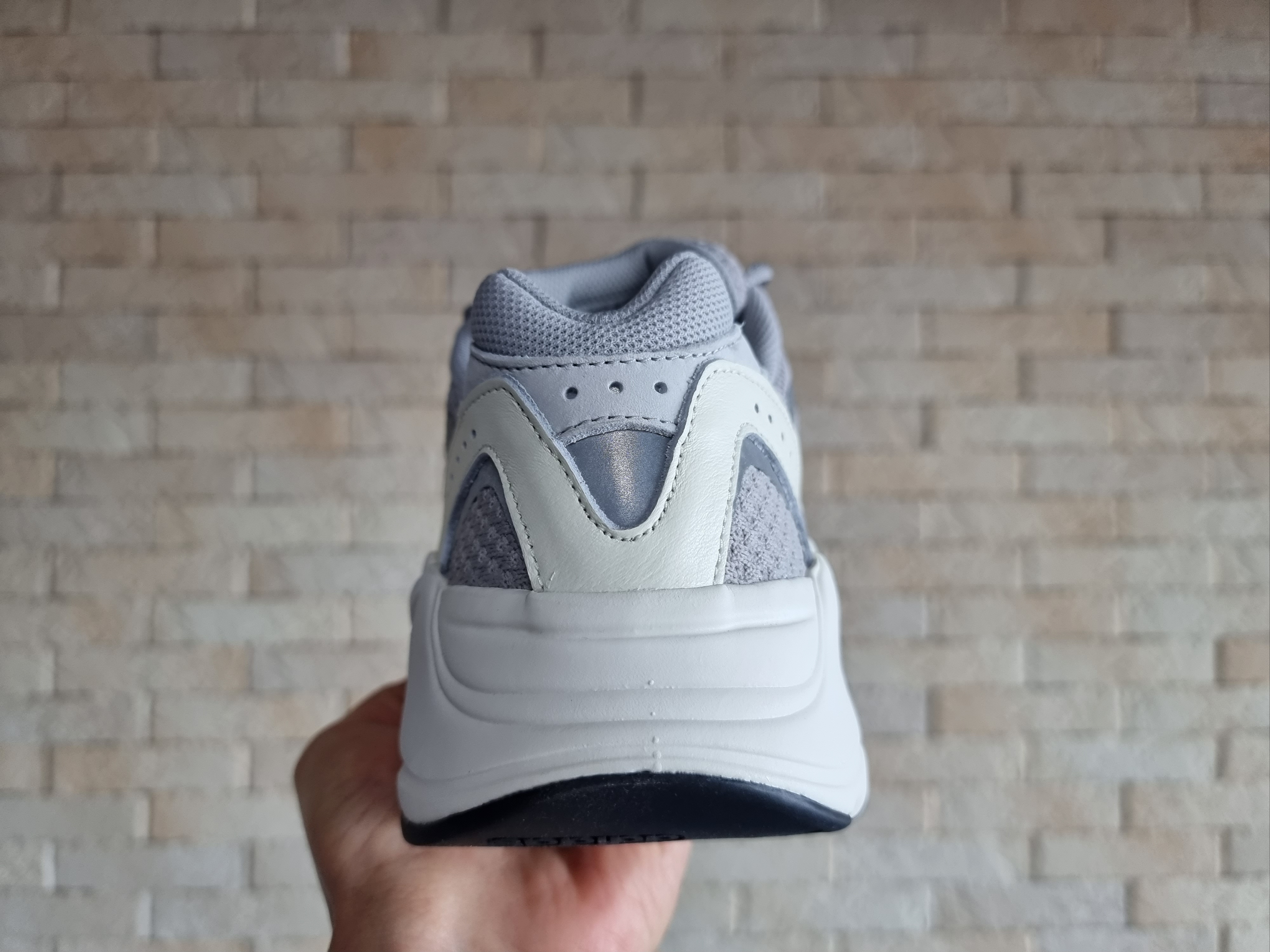 Adidas Yeezy Boost 700 V2 Static 2022 착용 스타일 - 5