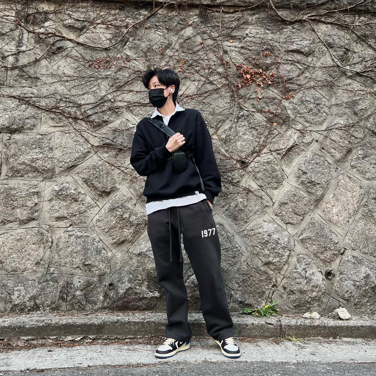 Essentials 1977 Relaxed Sweatpants Iron - 22SS, Jordan 1 x Travis Scott x Fragment Retro Low OG SP Military Blue 착용 스타일 - 1