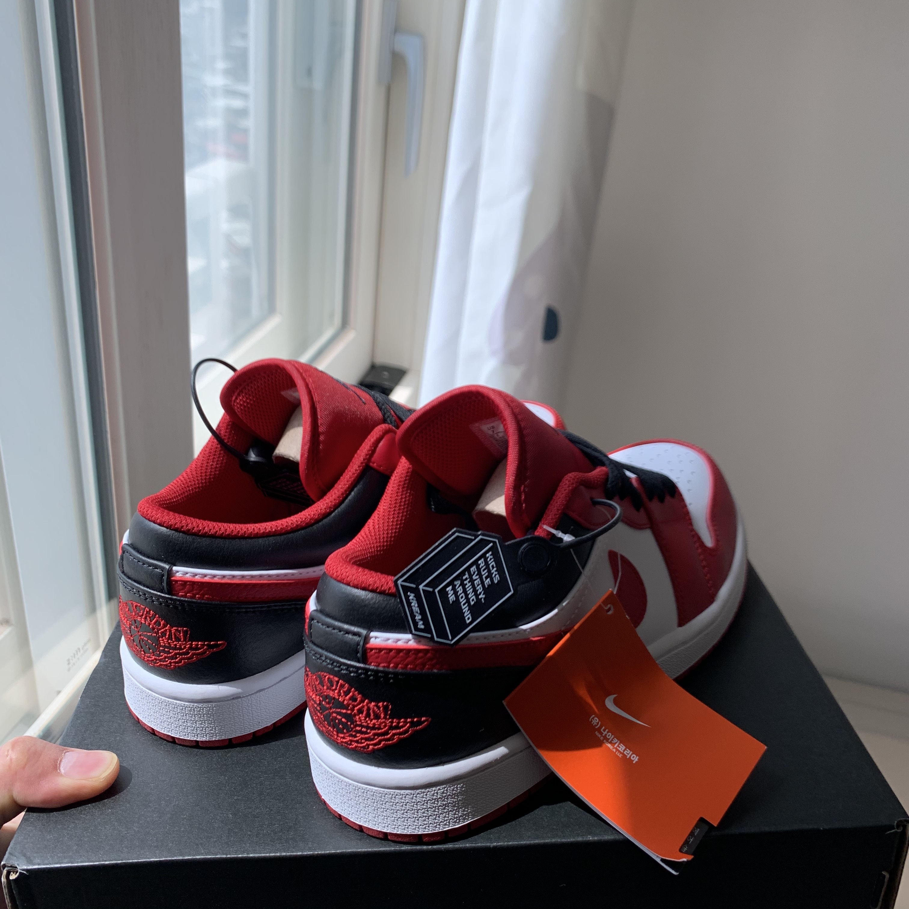 Jordan 1 Low White Gym Red Black 착용 스타일 - 2