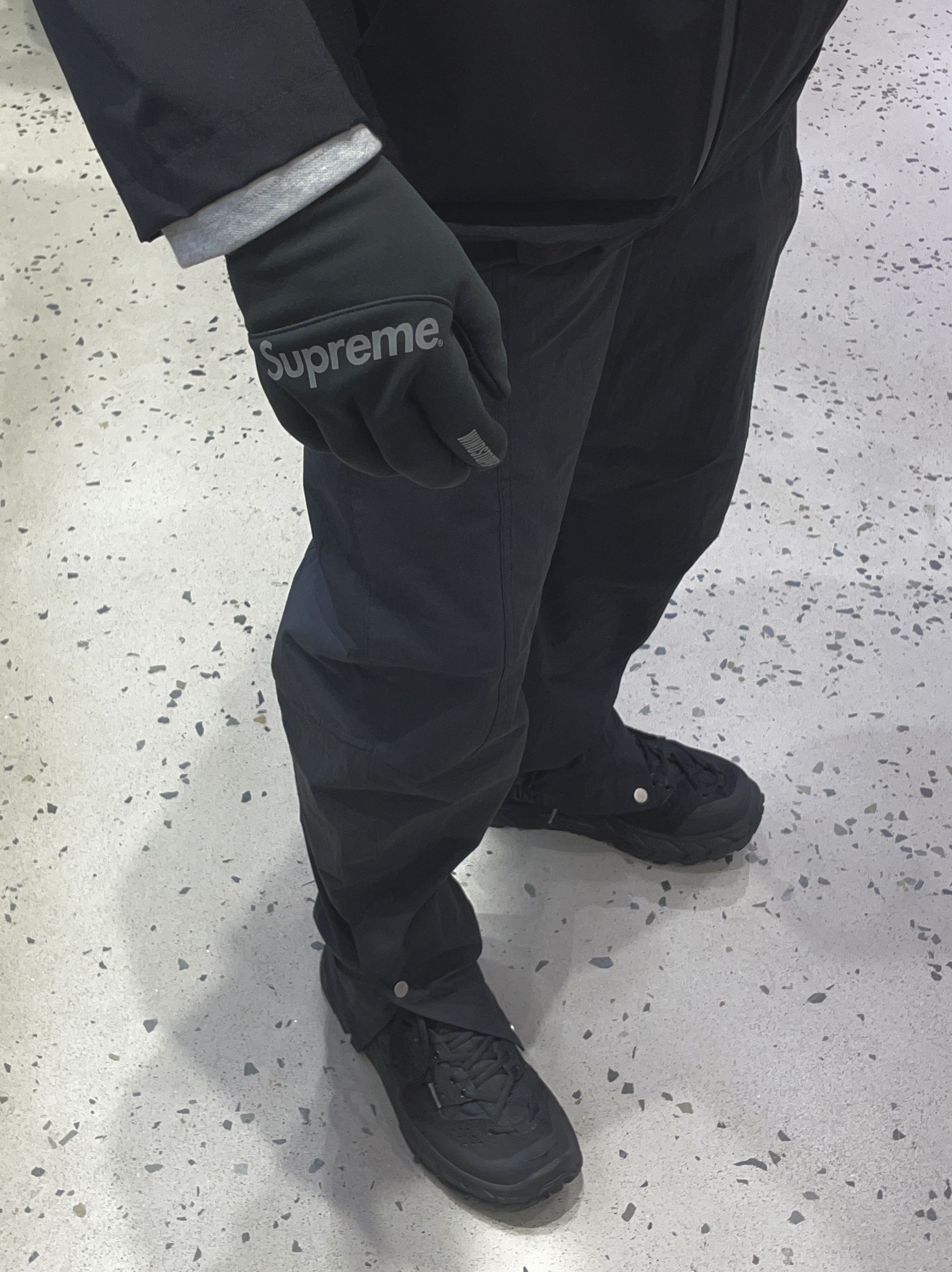 Supreme Windstopper Gloves Black - 21FW, Hoka Tor Ultra Hi 2 WP Black 착용 스타일 - 2