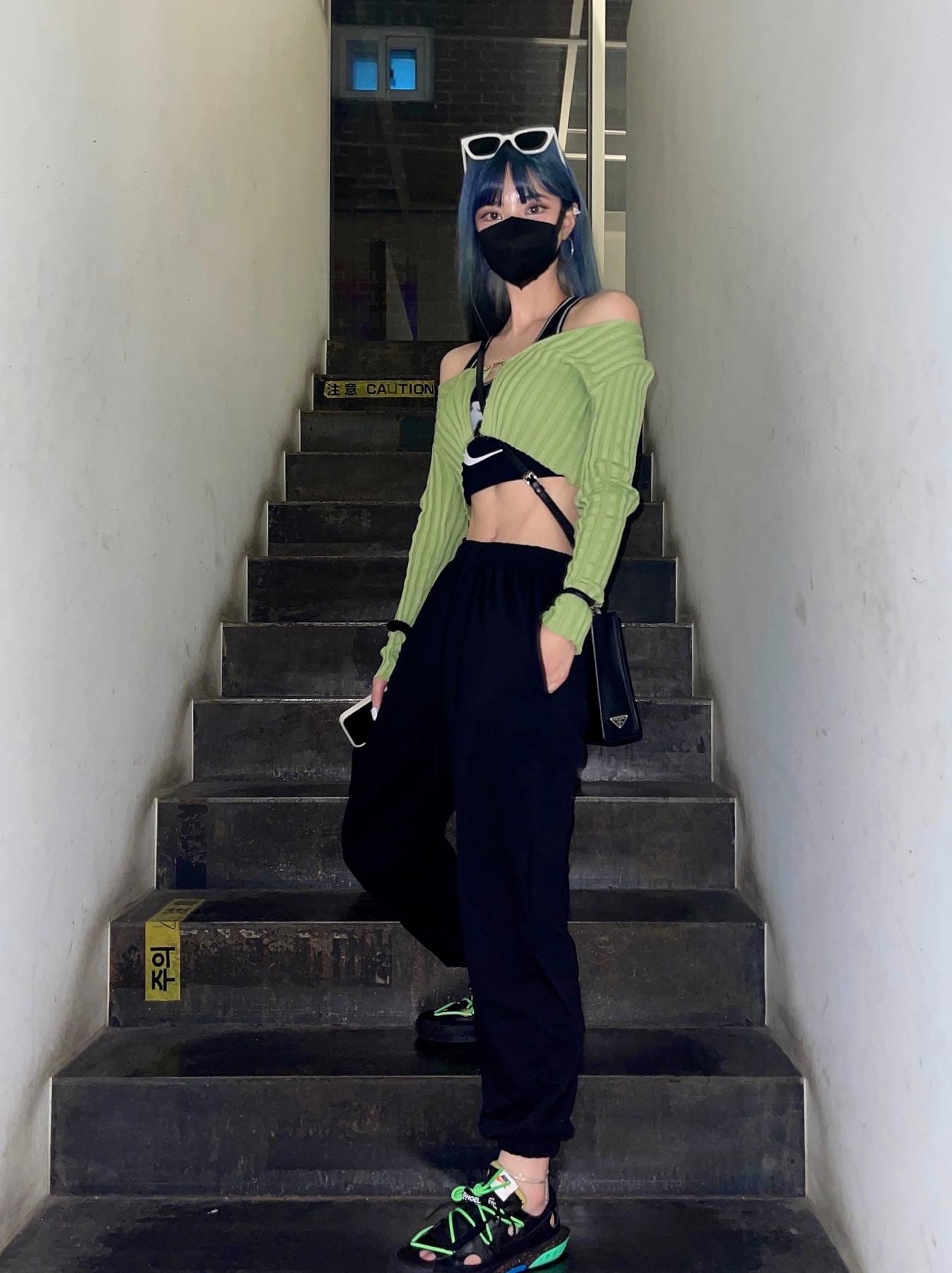 Nike x Off-White Blazer Low '77 Black and Electro Green 착용 스타일 - 1