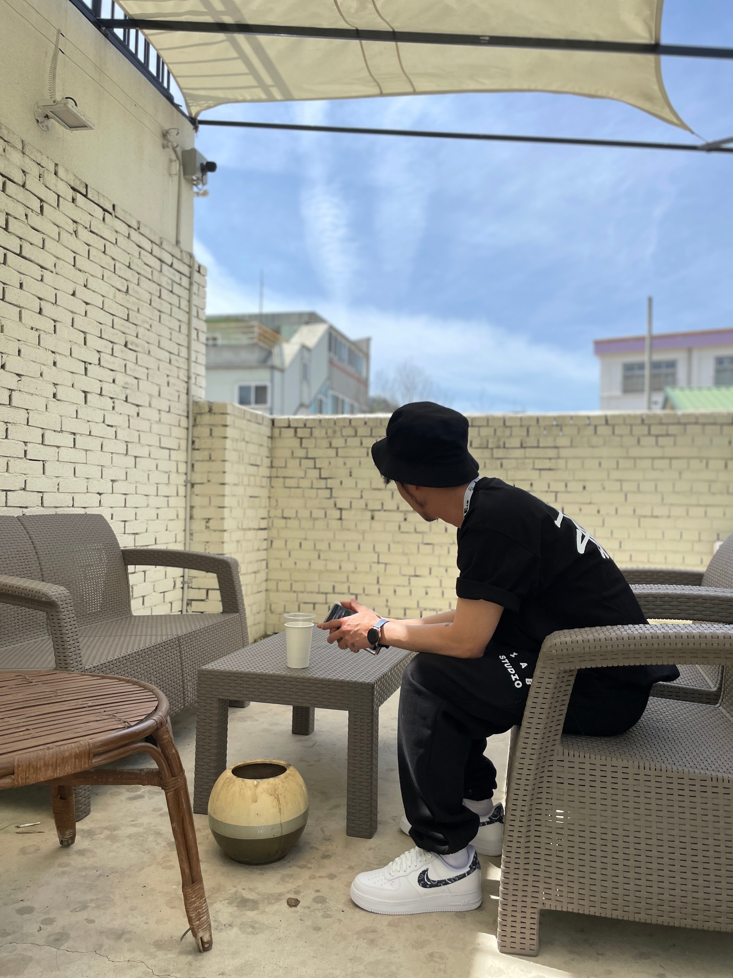 Stussy Basic Stussy T-Shirt Black 2022, Stussy Satin Nylon Deep Bucket Hat Black 착용 스타일 - 4