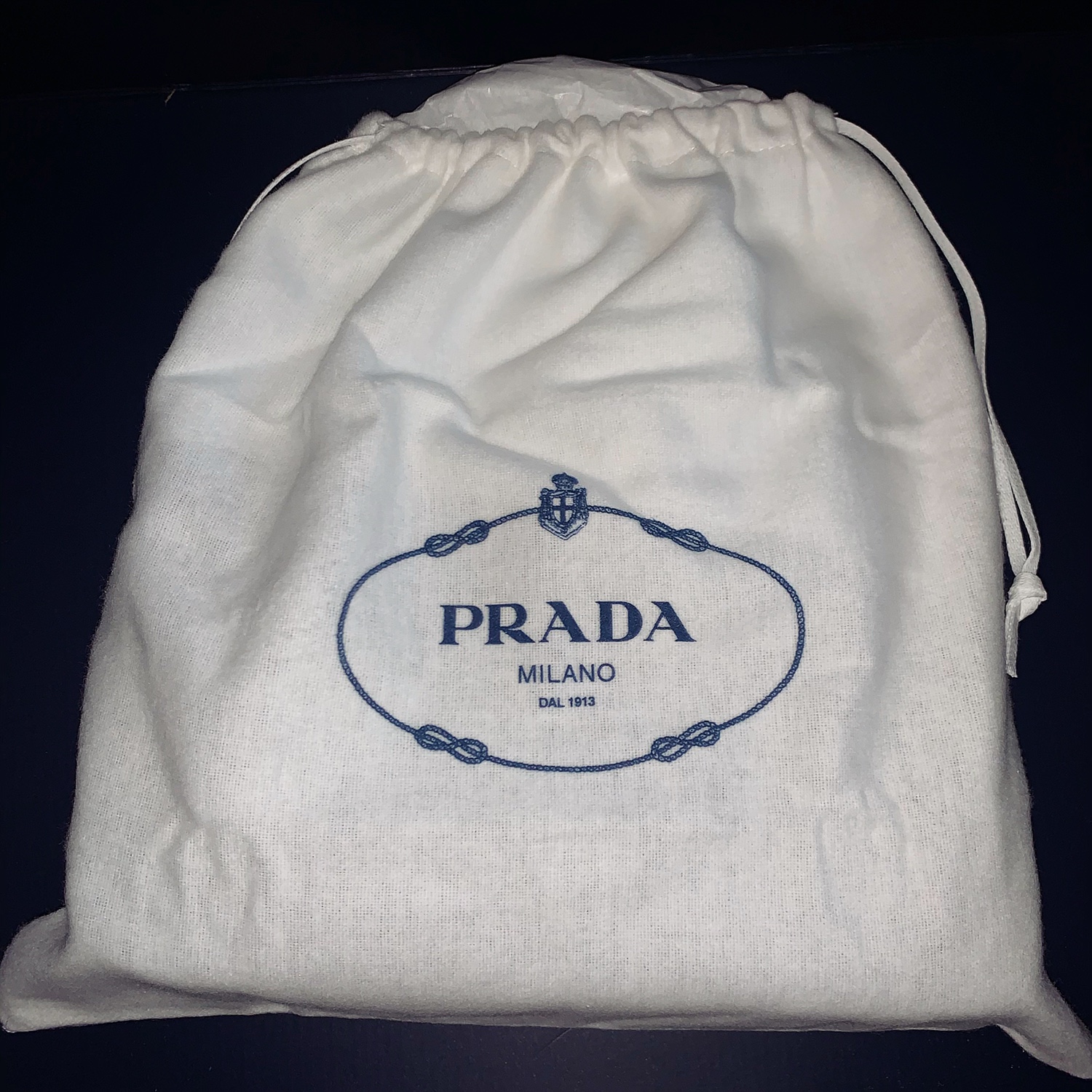 Prada Re-Edition 2000 Re-Nylon Mini Shoulder Bag Black 착용 스타일 - 2