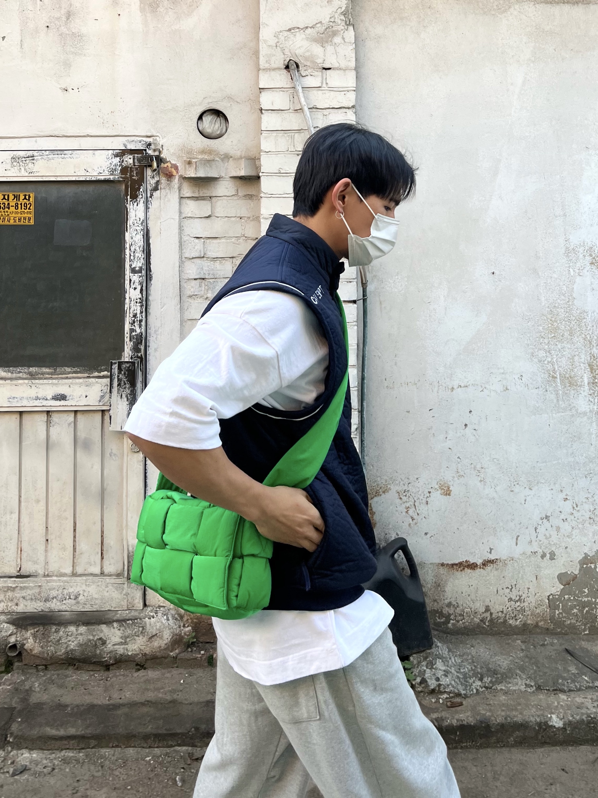 Nike x Cav Empt Vest Navy, Maison Mihara Yasuhiro Blakey OG Sole Leather Low-top Sneakers White 착용 스타일 - 2