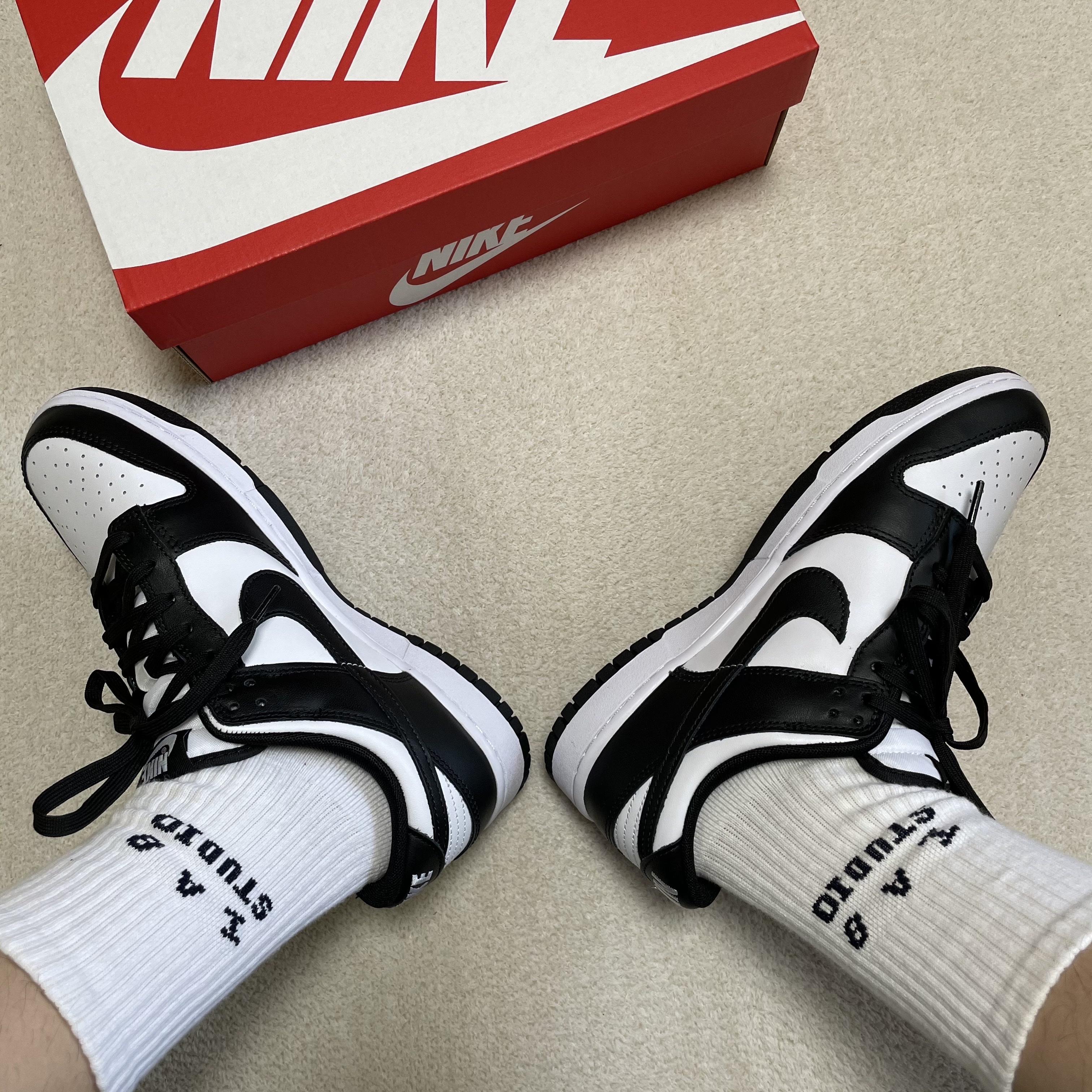 Nike Dunk Low Retro Black, IAB Studio Lime Black White Socks (3 Pack) 착용 스타일