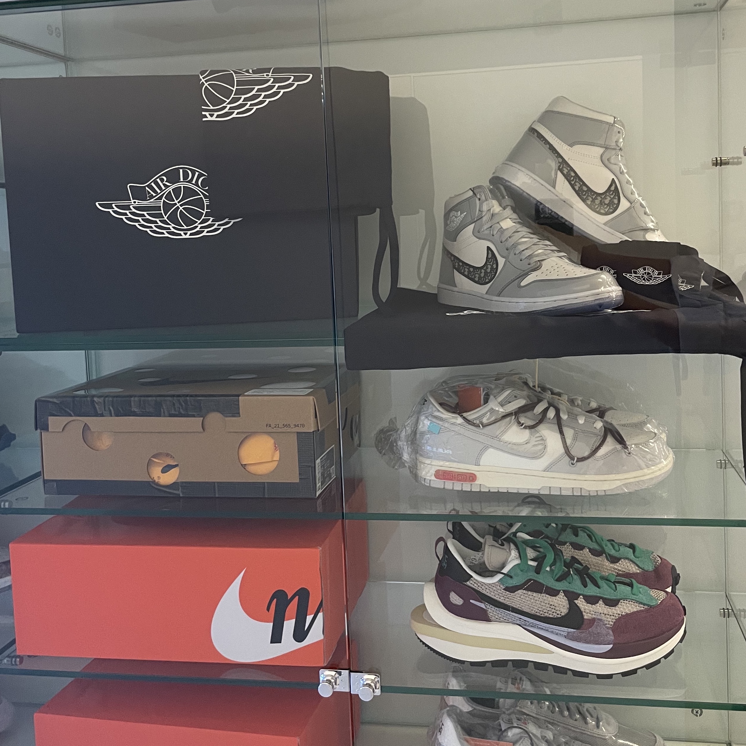 Jordan 1 x Dior High OG, Nike x Sacai VaporWaffle String & Black Villain Red 착용 스타일 - 1