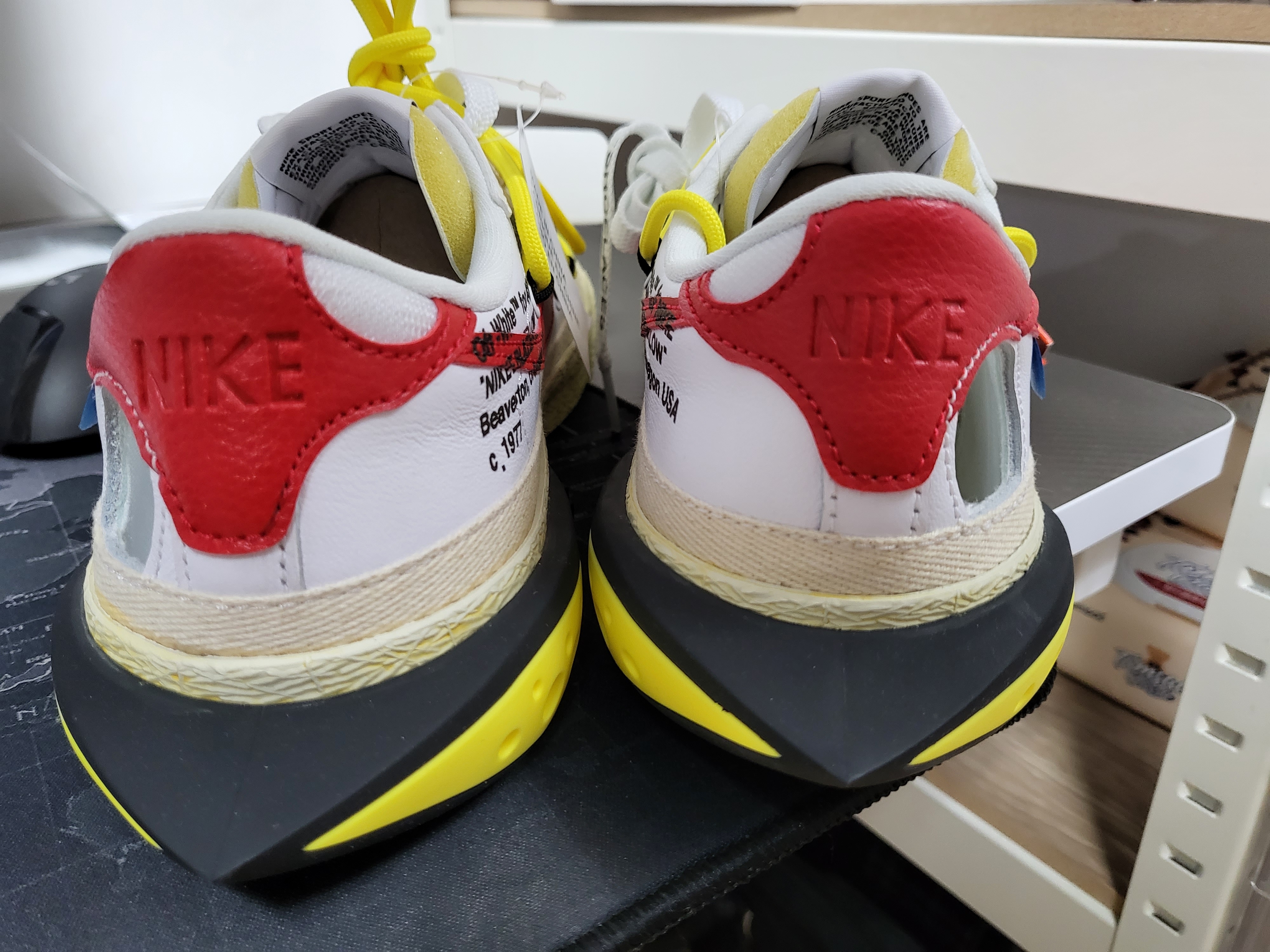 Nike x Off-White Blazer Low '77 White and University Red 착용 스타일 - 2