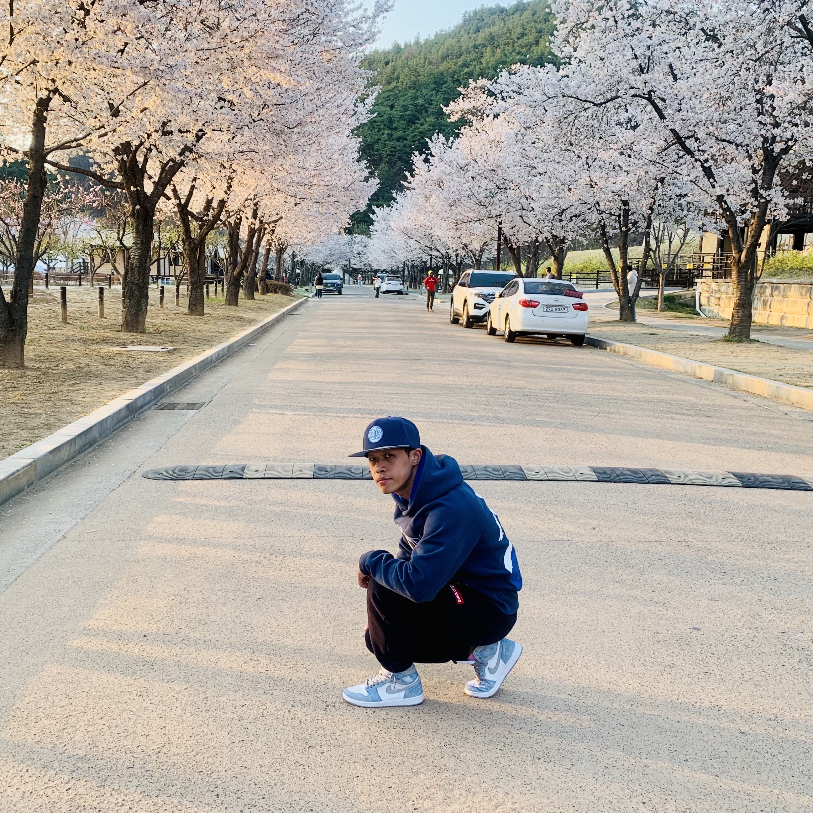 Jordan 1 Retro High OG Hyper Royal, Jordan x Fragment Pullover Hoodie Navy - Asia 착용 스타일 - 4