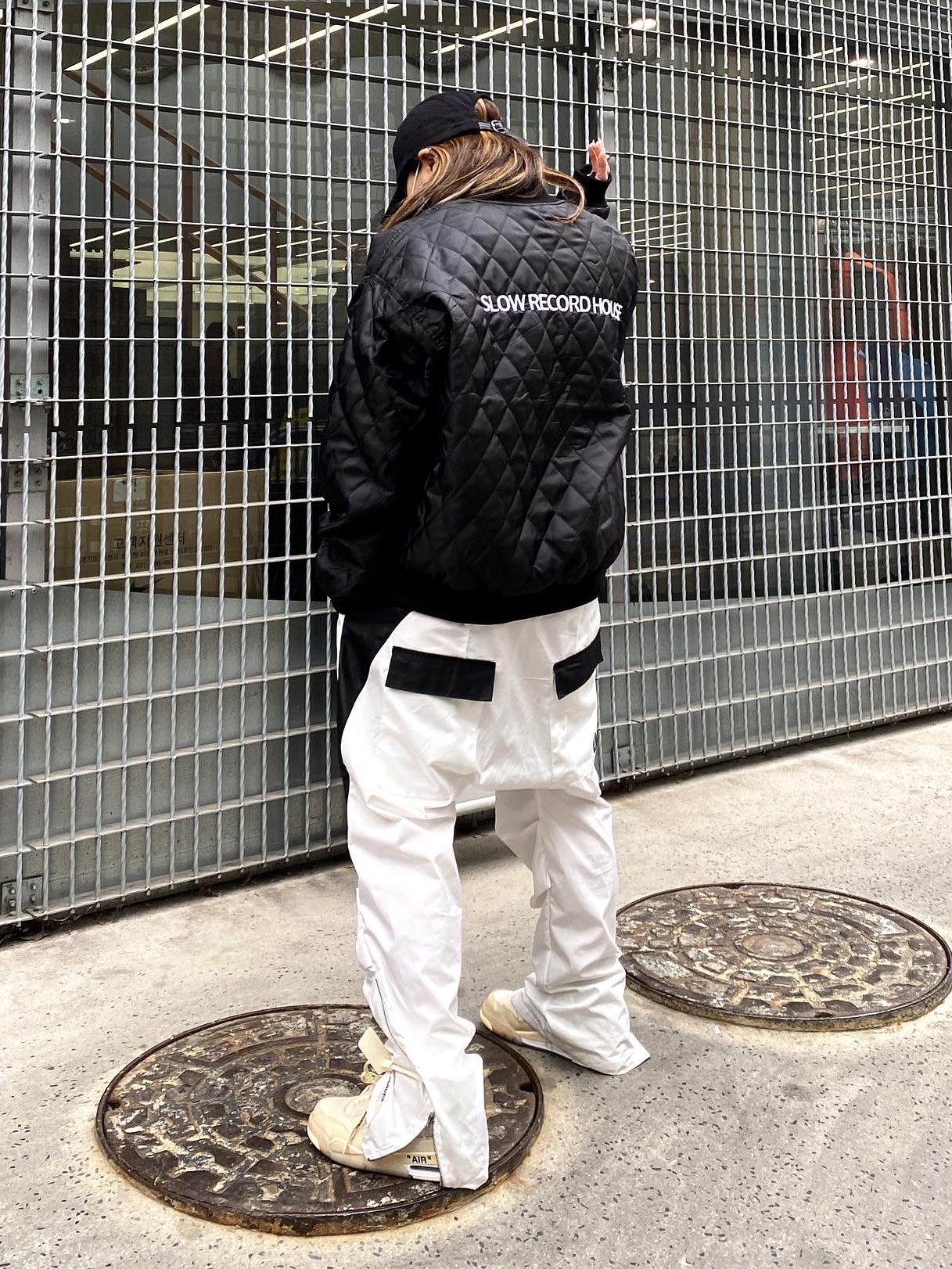 (W) Jordan 4 x Off-White Retro SP Sail, Supreme Washed Chino Twill Camp Cap Black 착용 스타일 - 2