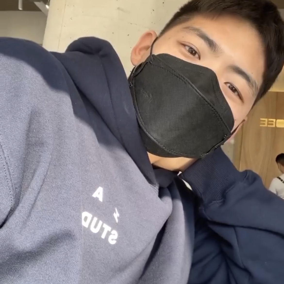 IAB Studio Hoodie Navy - 21SS 착용 스타일