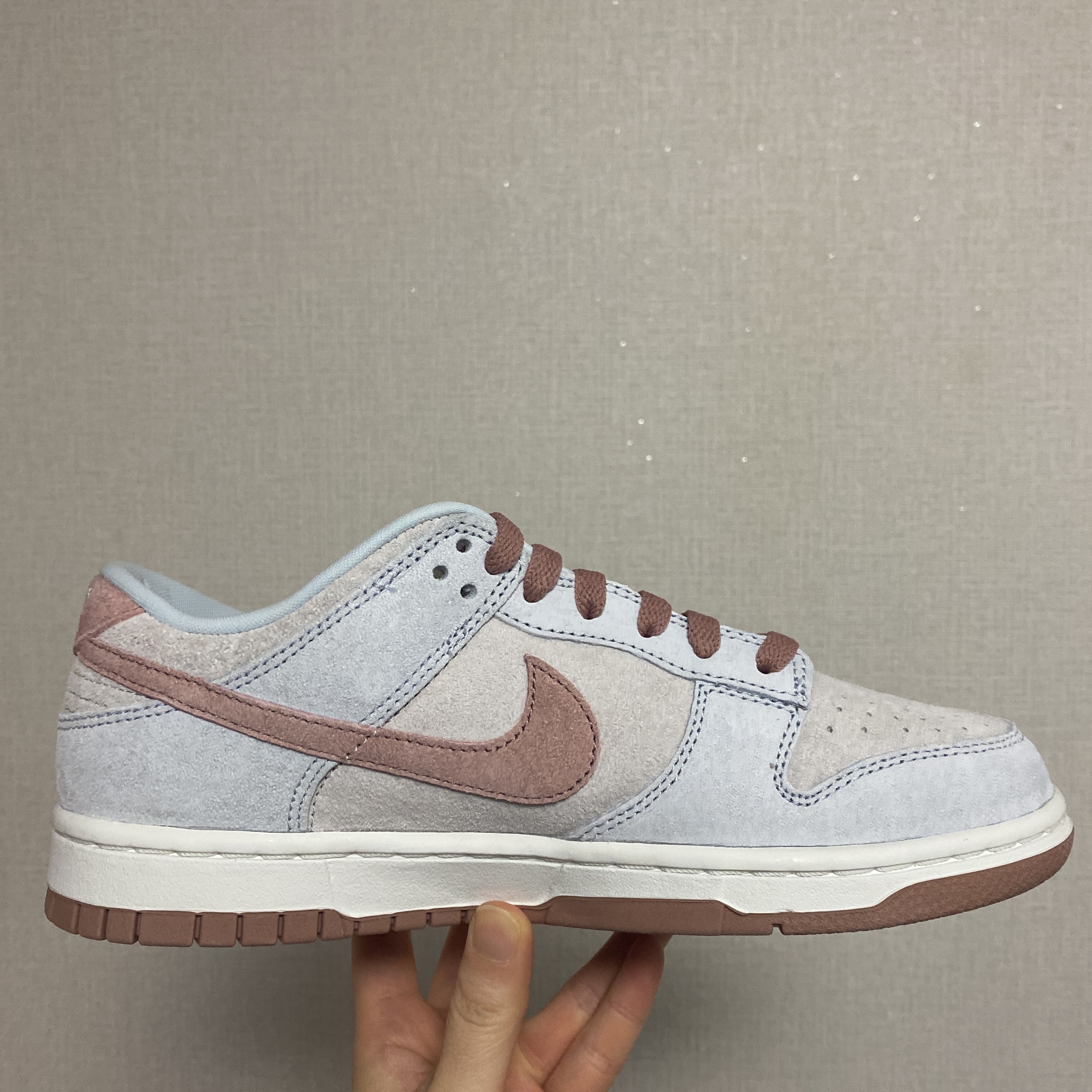 Nike Dunk Low Retro PRM Fossil Rose 착용 스타일 - 3