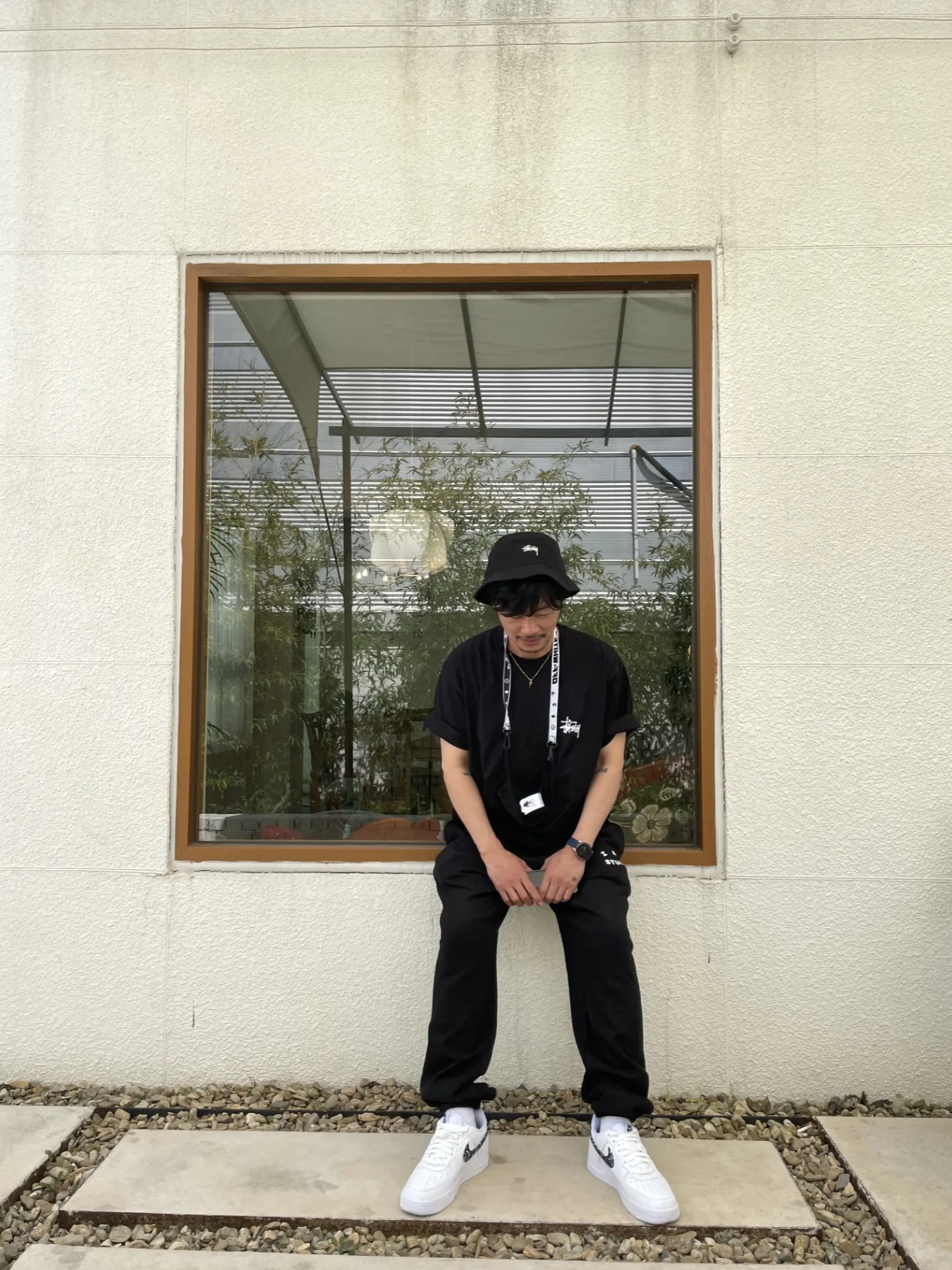 Stussy Basic Stussy T-Shirt Black 2022, Stussy Satin Nylon Deep Bucket Hat Black 착용 스타일 - 2