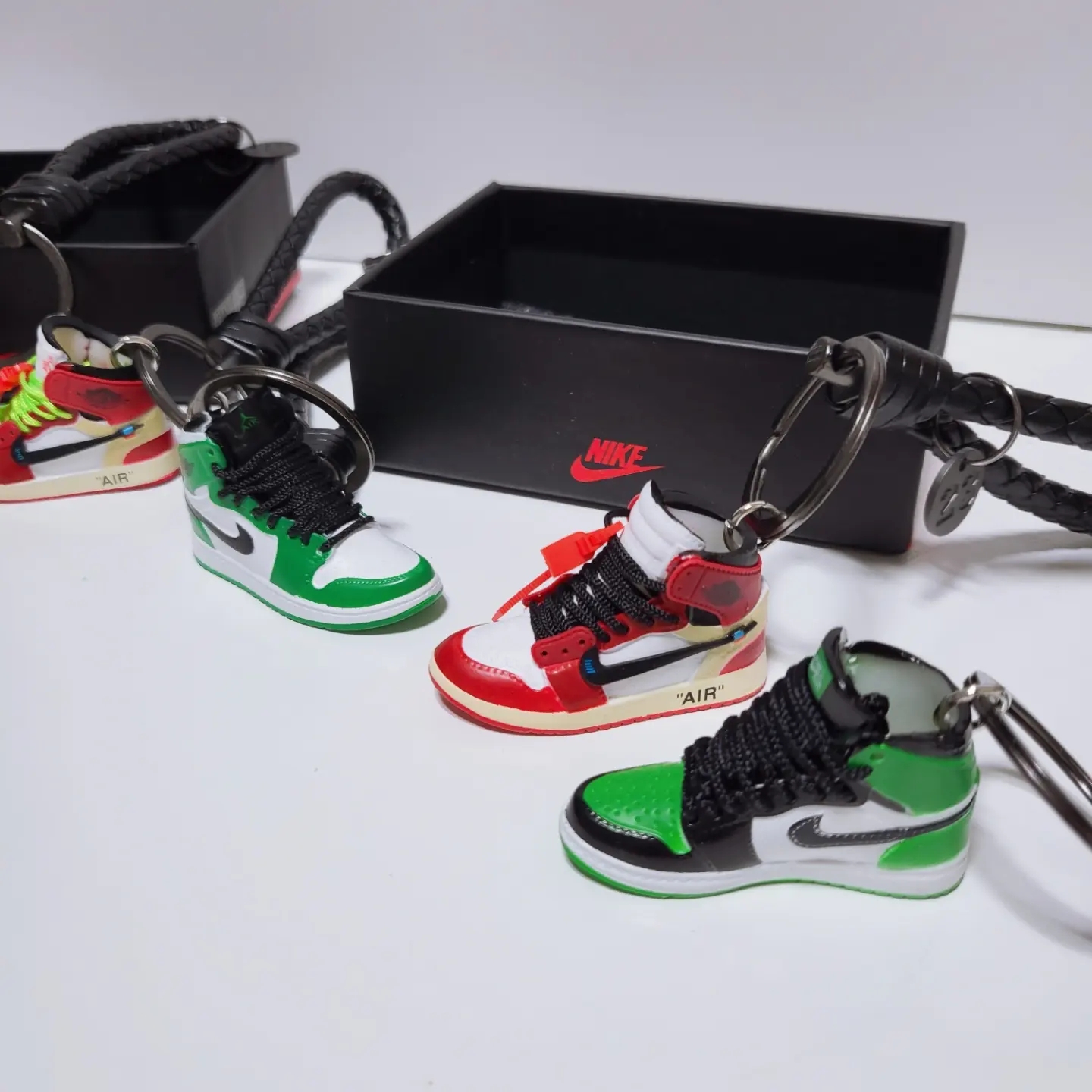 (W) Jordan 1 Retro High OG Lucky Green, Jordan 1 Mid Gym Red Black White 착용 스타일 - 3